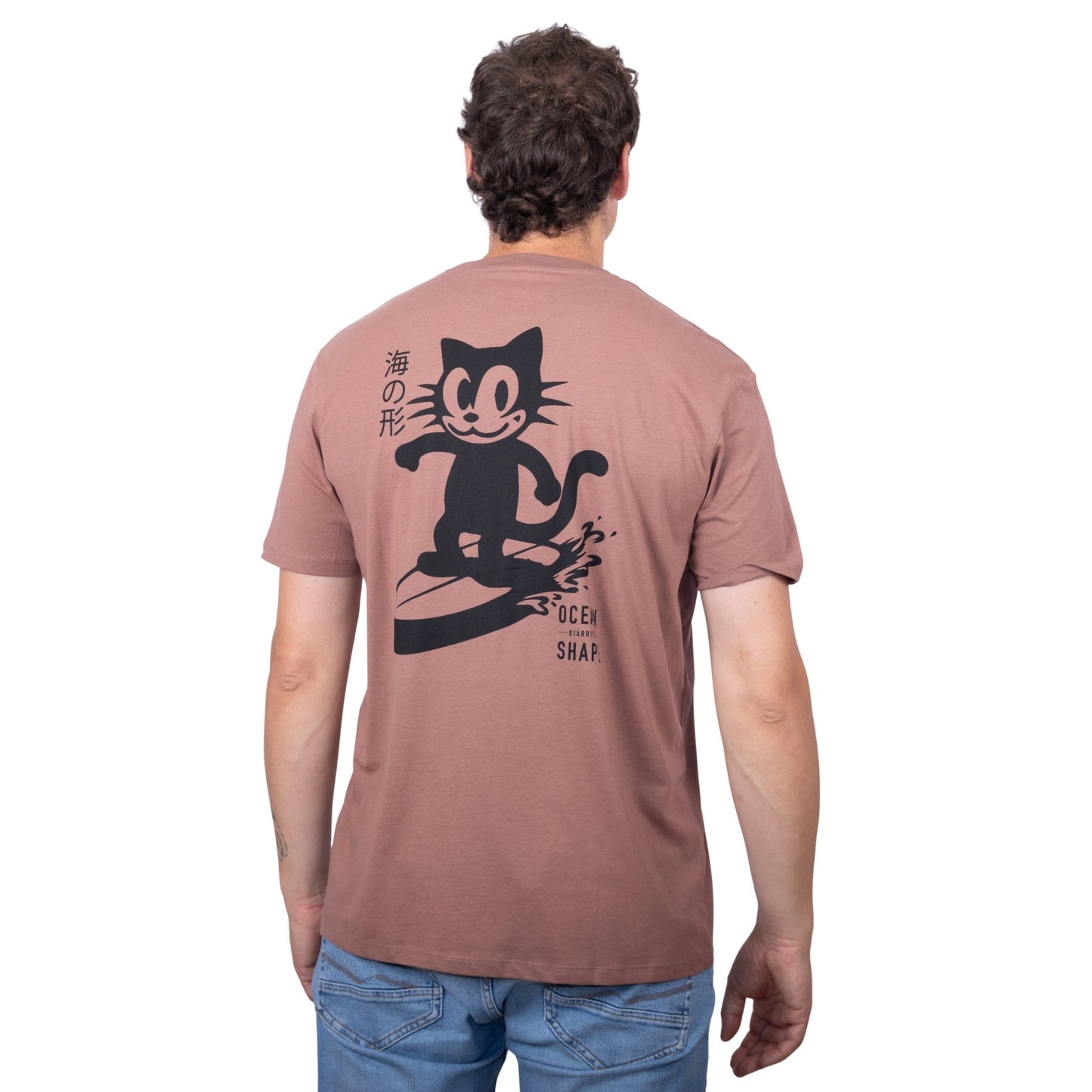 Tee-shirt unisexe sienna en coton biologique avec gros logo chat qui surf noir en haut du dos, vu de dos sur mannequin homme