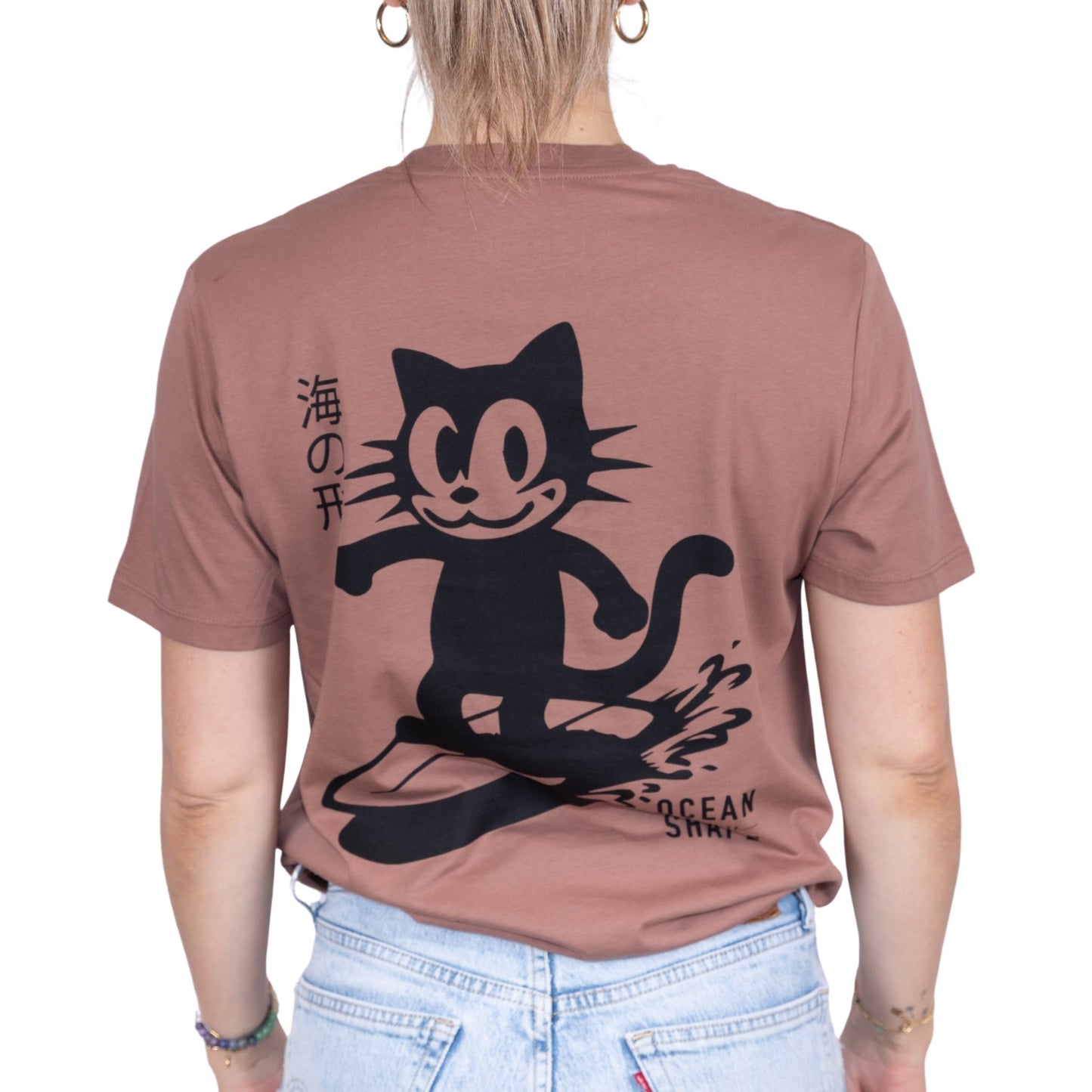 Tee-shirt unisexe sienna en coton biologique avec gros logo chat qui surf noir en haut du dos, vu de dos sur mannequin femme