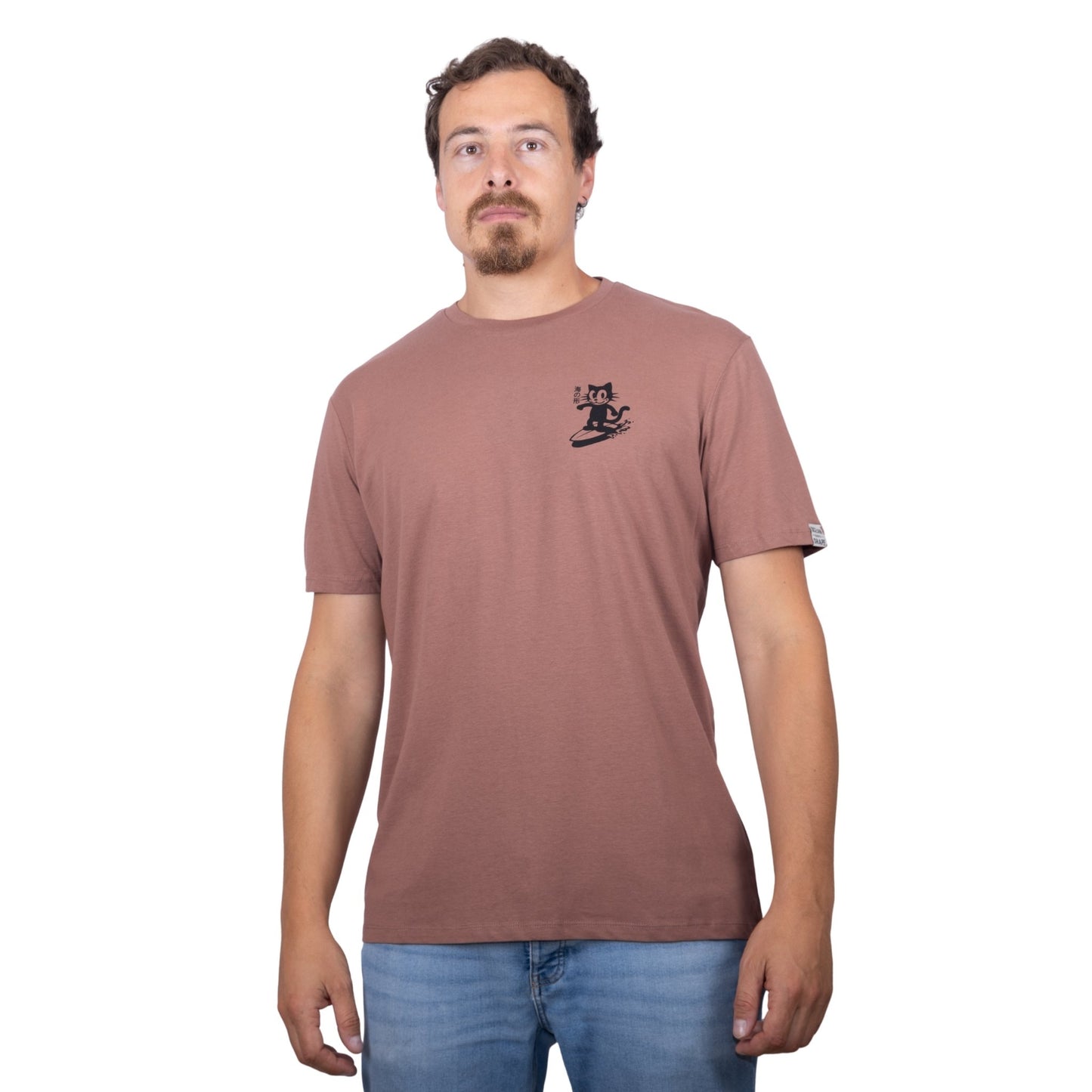 Tee-shirt unisexe sienna en coton biologique avec petit logo chat qui surf noirsur la poitrine, vu de face sur mannequin homme