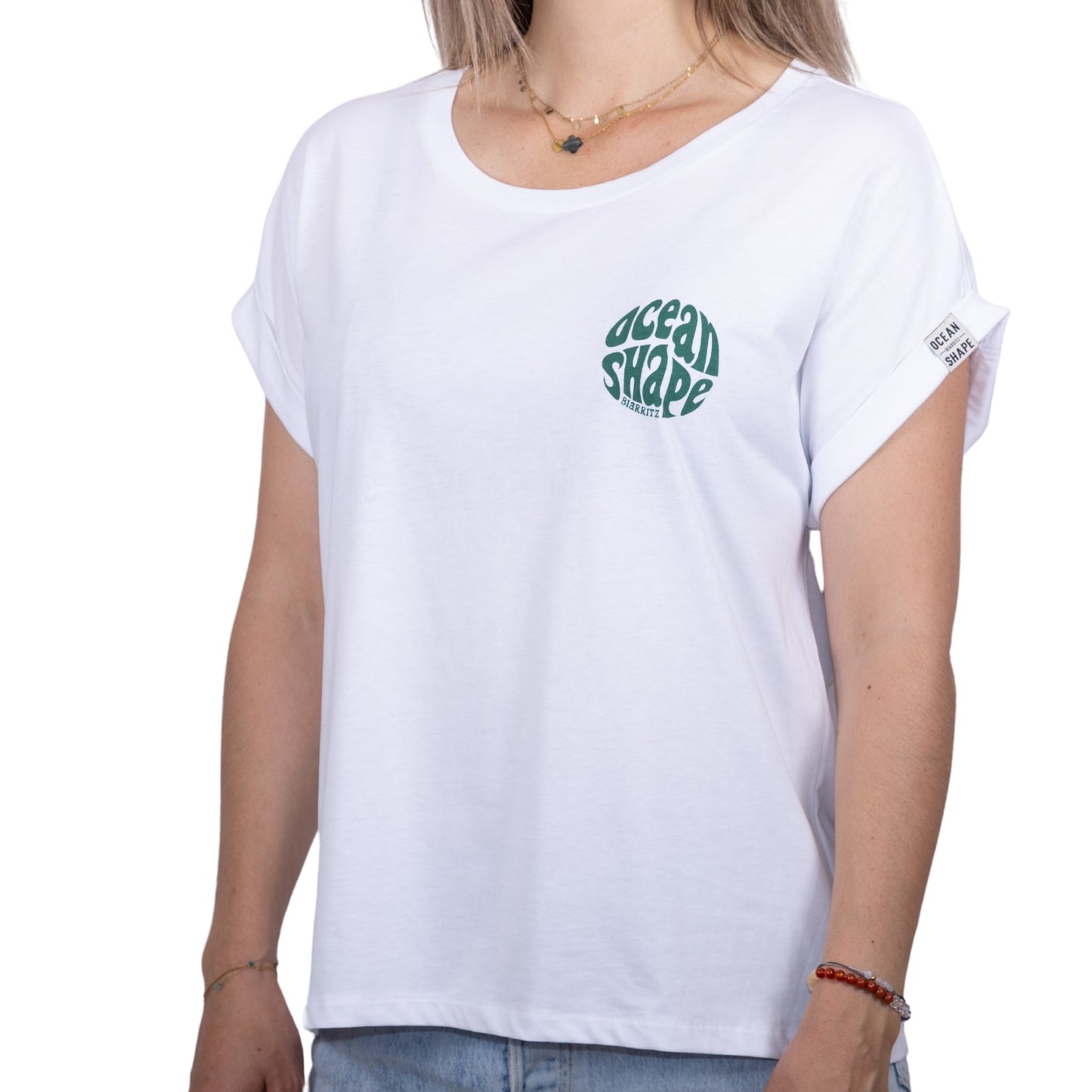 Tee-shirt femme en coton biologique blanc avec petit logo bubble "ocean shape Biarritz" vert sur la poitrine , vu de face sur mannequin femme
