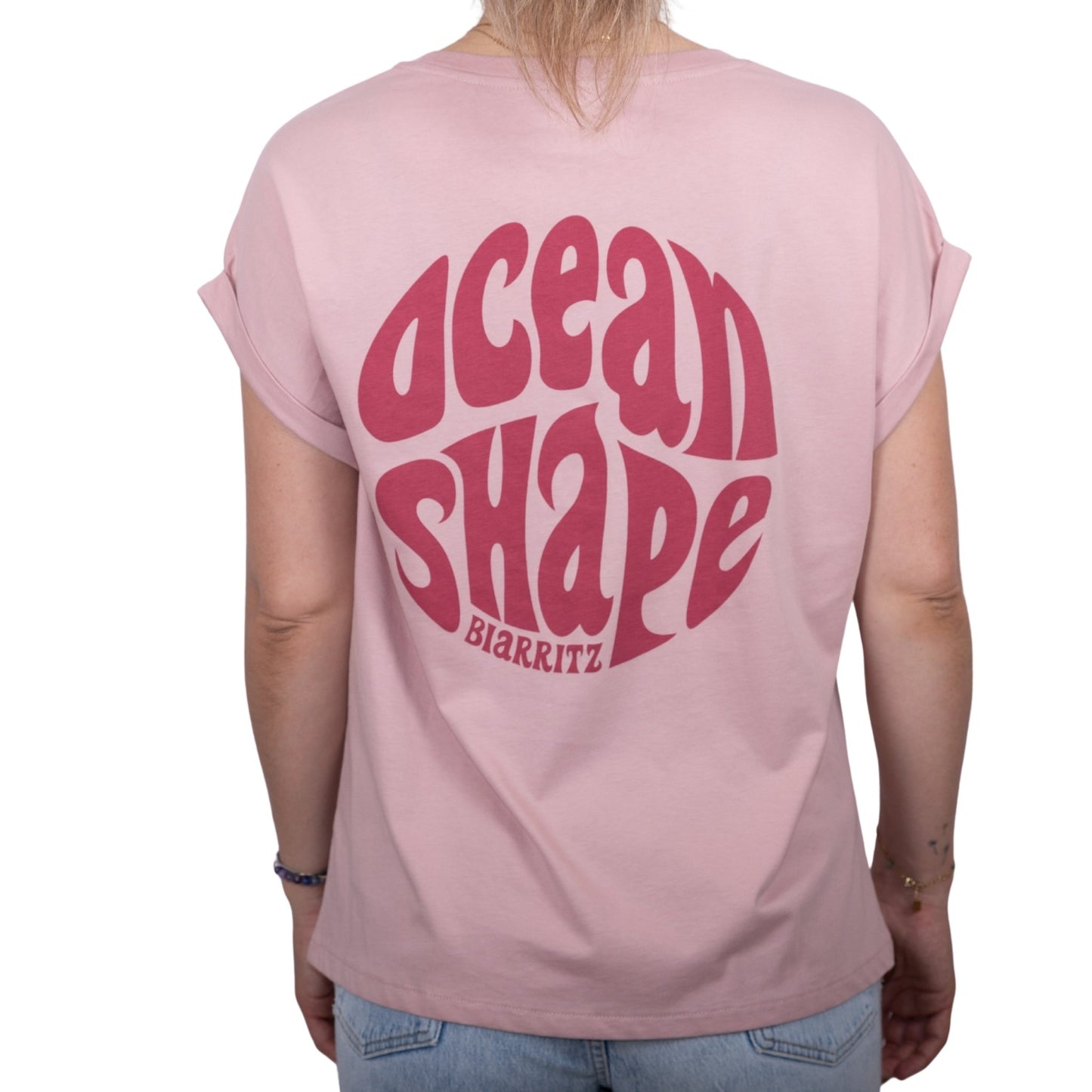 Tee-shirt femme en coton biologique rose pale avec gros logo bubble ocean shape Biarritz framboise en haut du dos, vu de dos sur mannequin femme