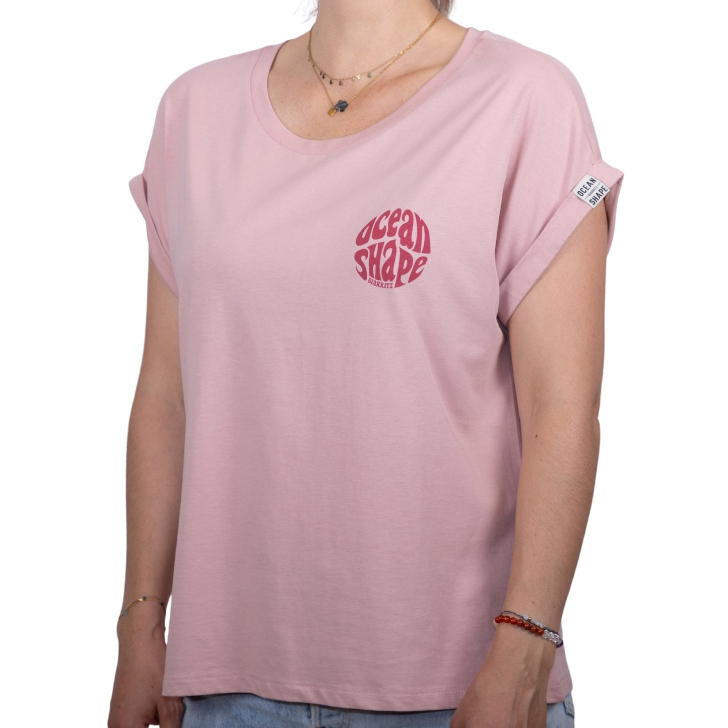 Tee-shirt femme en coton biologique rose pale avec petit logo bubble ocean shape Biarritz framboise sur la poitrine, vu de face sur mannequin femme