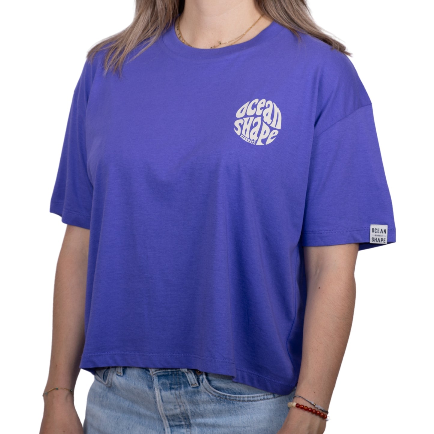 Tee-shirt femme en coton biologique violet avec petit logo Bubble "ocean shape Biarritz" écru sur la poitrine, vu de face sur mannequin femme
