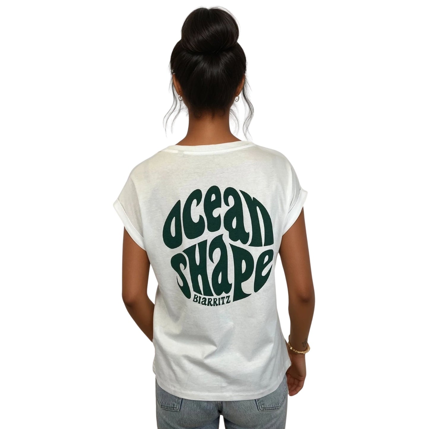 Tee-shirt femme en coton biologique blanc avec gros logo bubble ocean shape Biarritz vert dans le dos, vu de dos sur mannequin femme