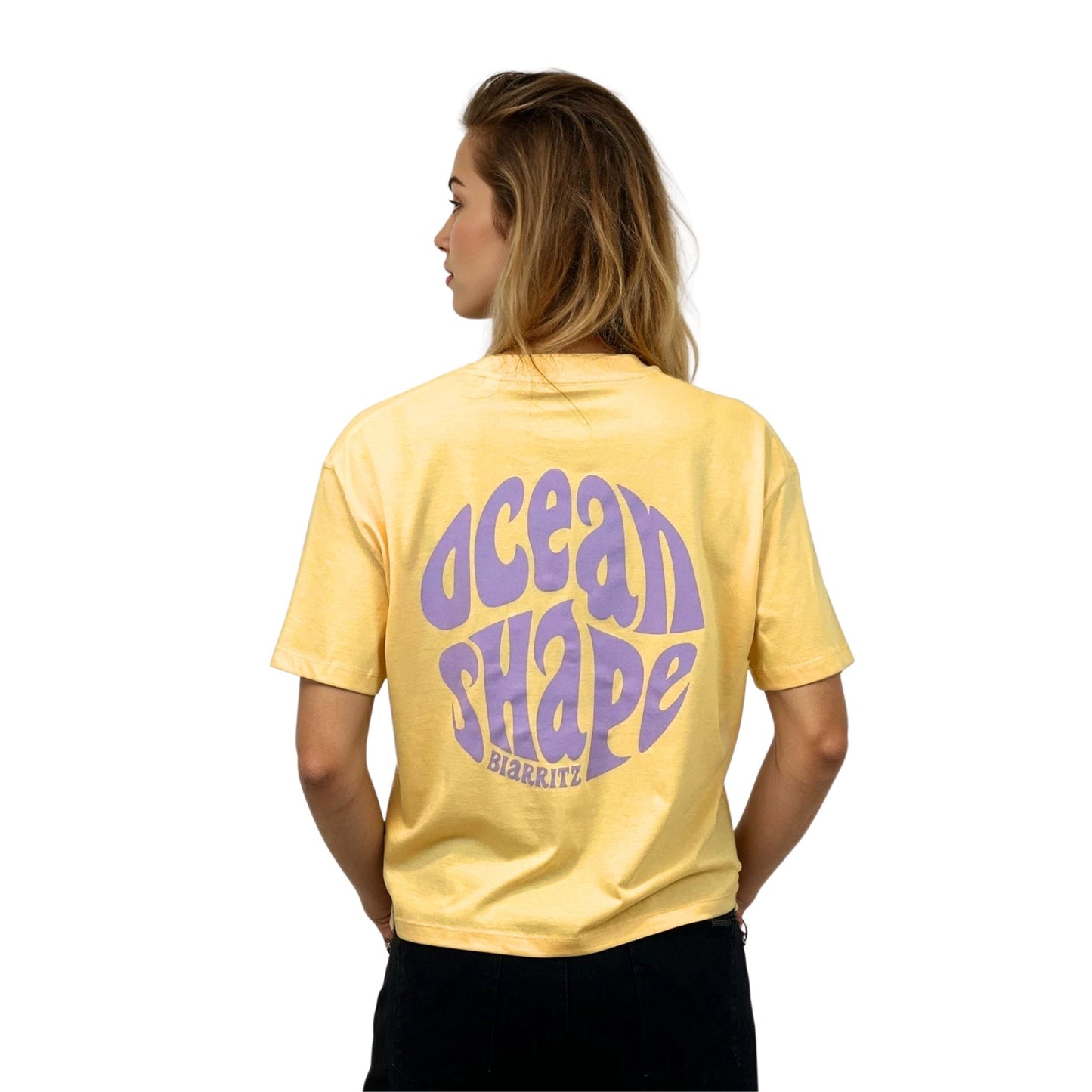 T-shirt femme en coton biologique jaune avec gros logo bubble "ocean shape biarritz" violet dans le dos
Vu de dos sur mannequin femme.