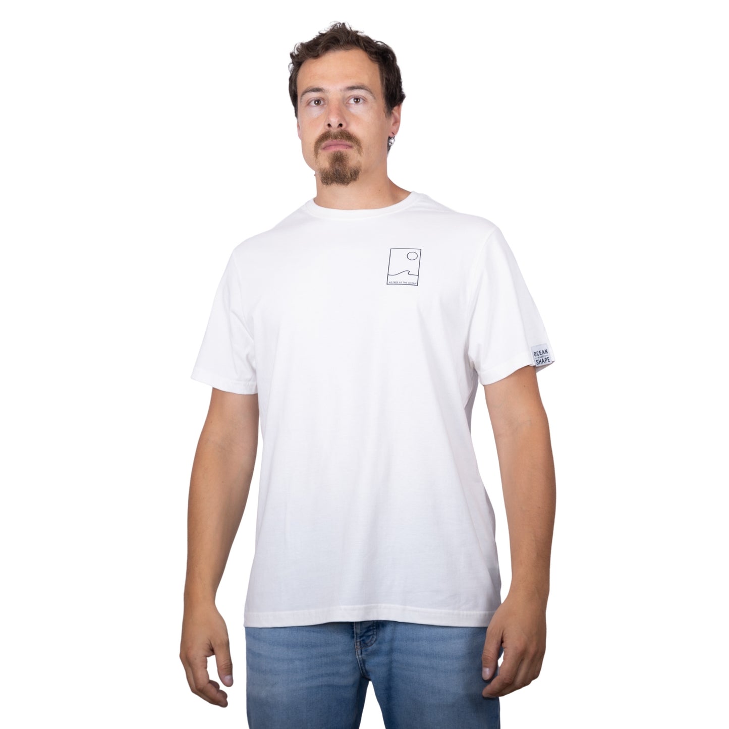 Tee-shirt unisexe blanc en coton biologique avec petit encadré vague / soleil minimaliste + écriture "free as ocean" noir sur la poitrine, vu de face sur mannequin homme