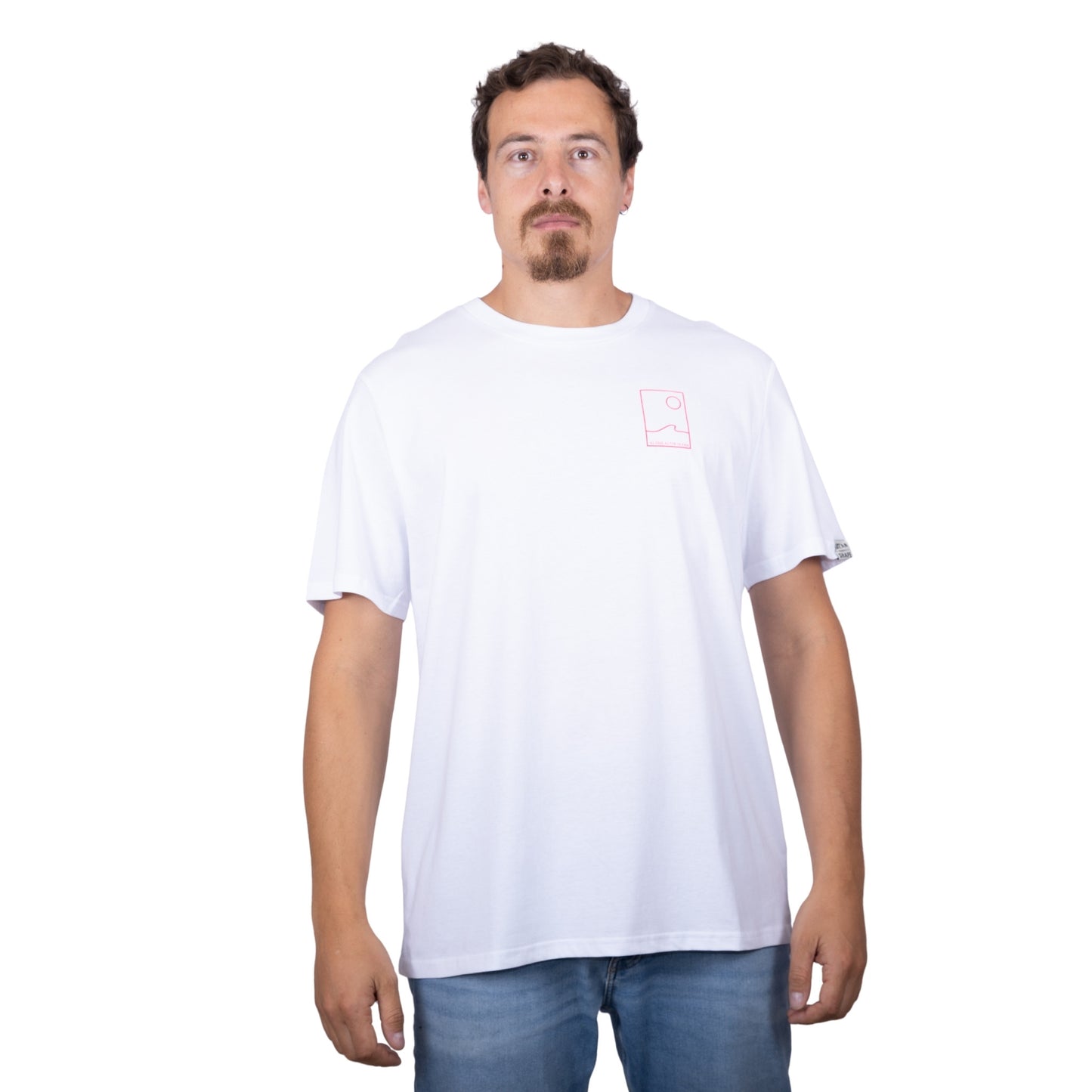 Tee-shirt unisexe blanc en coton biologique avec petit encadré vague / soleil minimaliste + écriture "free as ocean" rose fluo sur la poitrine, vu de face sur mannequin homme