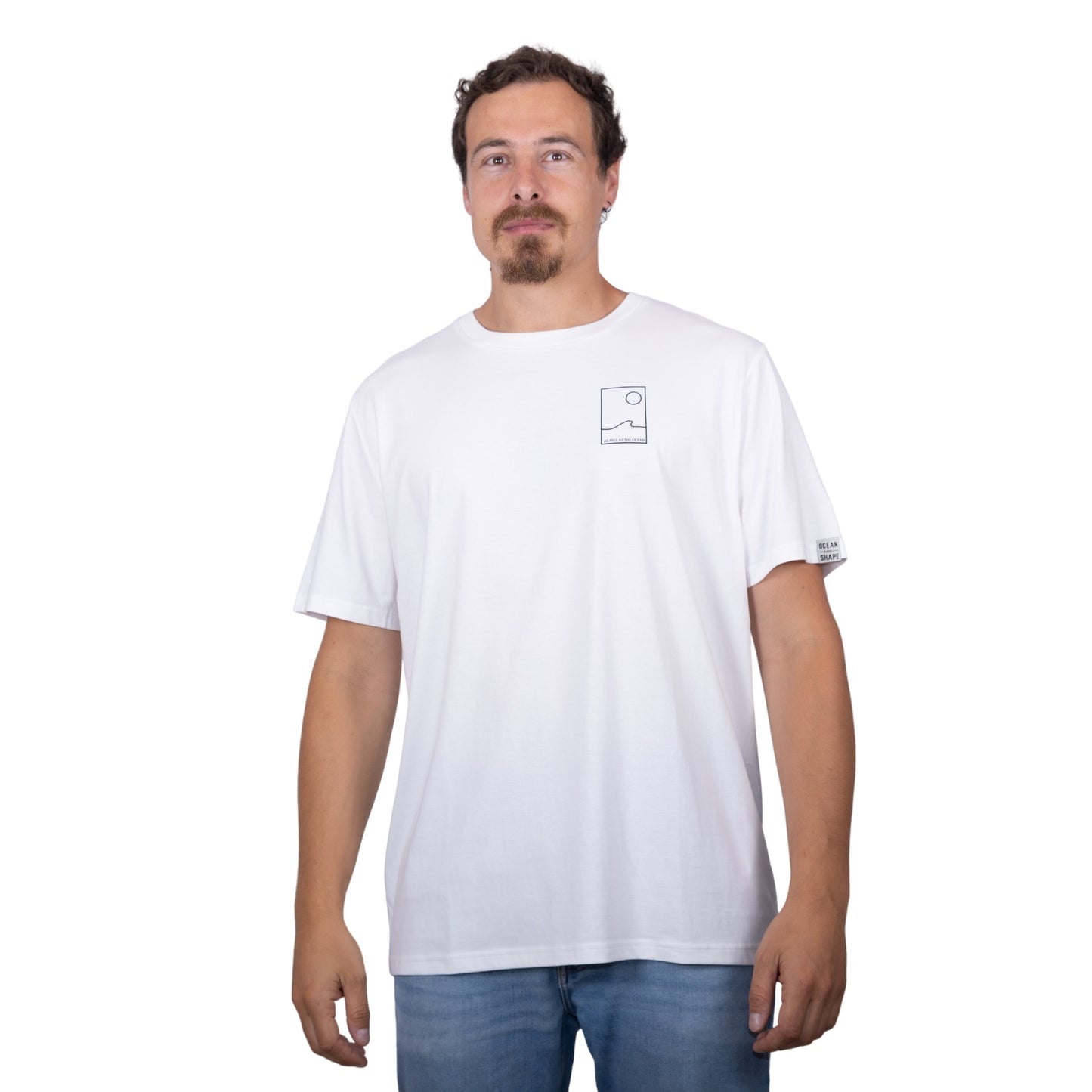 Tee-shirt unisexe blanc en coton biologique avec petit encadré vague / soleil minimaliste + écriture "free as ocean" noir sur la poitrine, vu de face sur mannequin homme