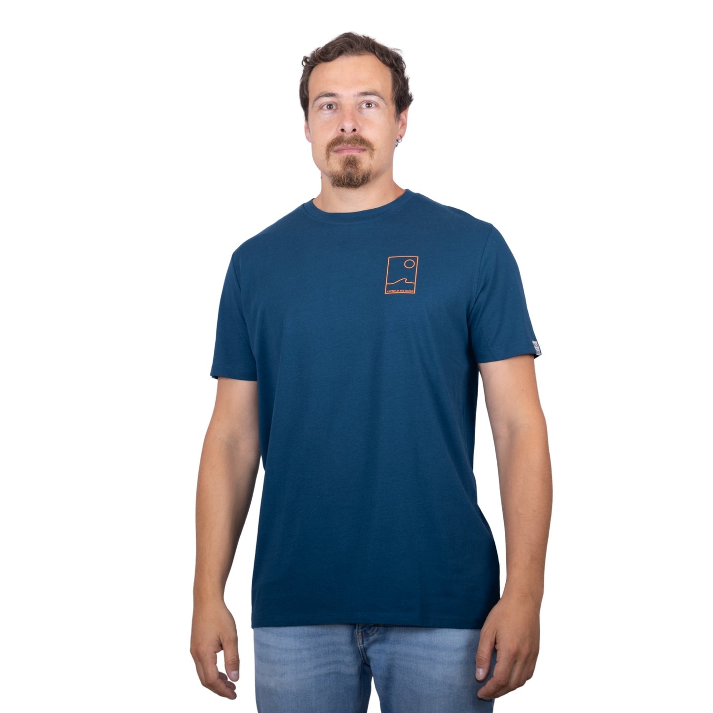 Tee-shirt unisexe bleu petrole en coton biologique avec petit encadré vague / soleil minimaliste + écriture "free as ocean" orange fluo sur la poitrine, vu de face sur mannequin homme