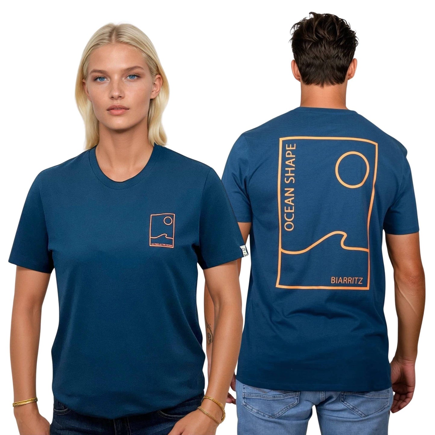 Tee-shirt unisexe bleu petrole en coton biologique.
Devant : petit encadré vague / soleil minimaliste + écriture "free as ocean" orange fluo sur la poitrine gauche.
Dos : grand encadré vague / soleil minimaliste + écriture "ocean shape Biarritz" orange fluo.
Vu de face sur mannequin femme et vu de dos sur mannequin homme.