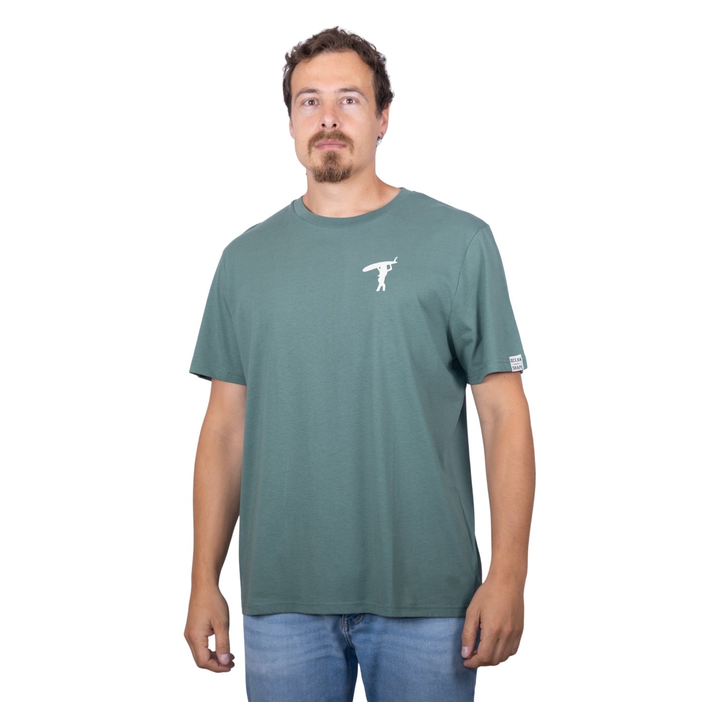 Tee-shirt unisexe vert sauge en coton biologique avec logo surfeuse de dos qui marche sur la poitrine, vu de face sur mannequin homme