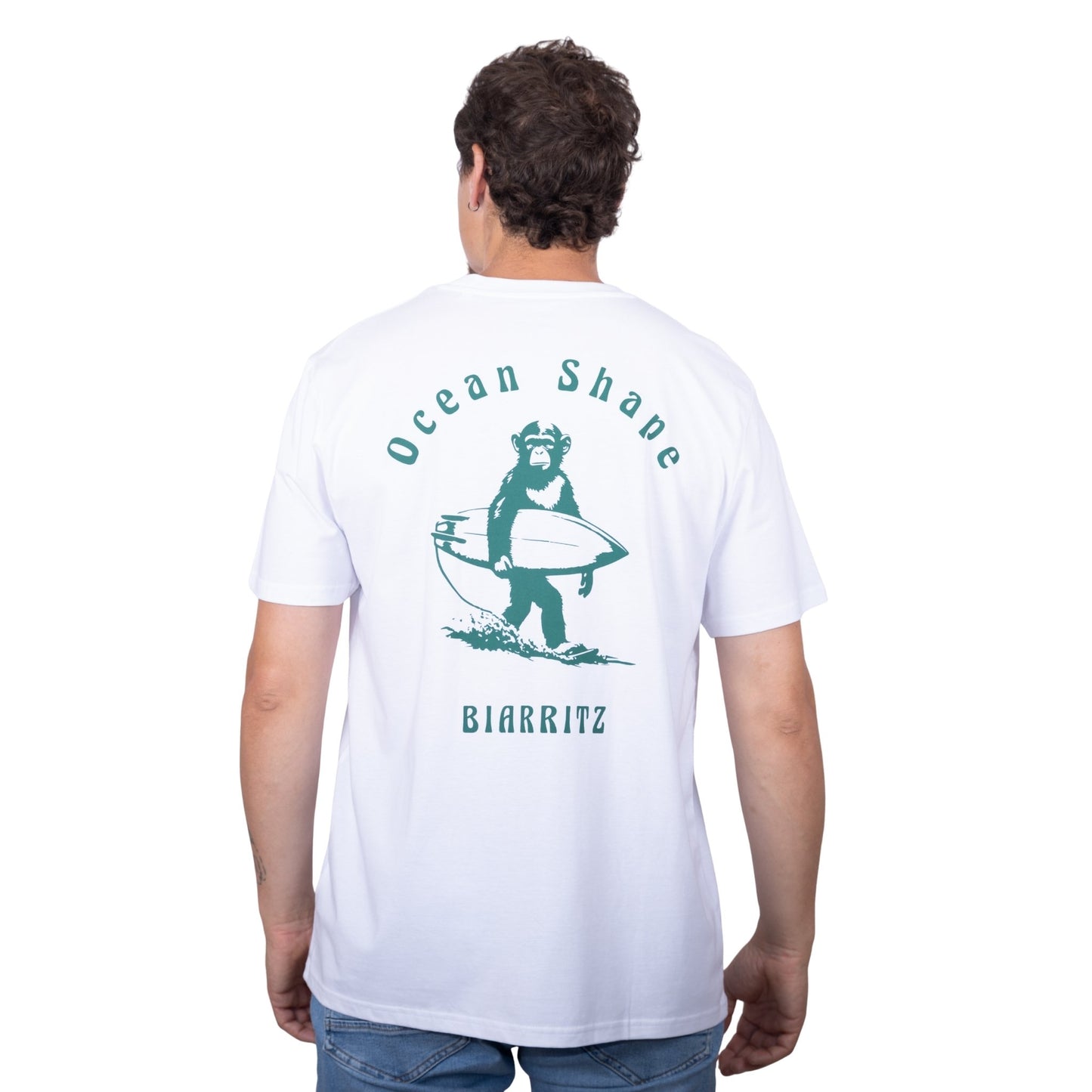 Tee-shirt unisexe blanc en coton biologique avec gros dessin de singe surfer + écriture "ocean shape Biarritz" vert dans le dos, vu de dos sur mannequin homme