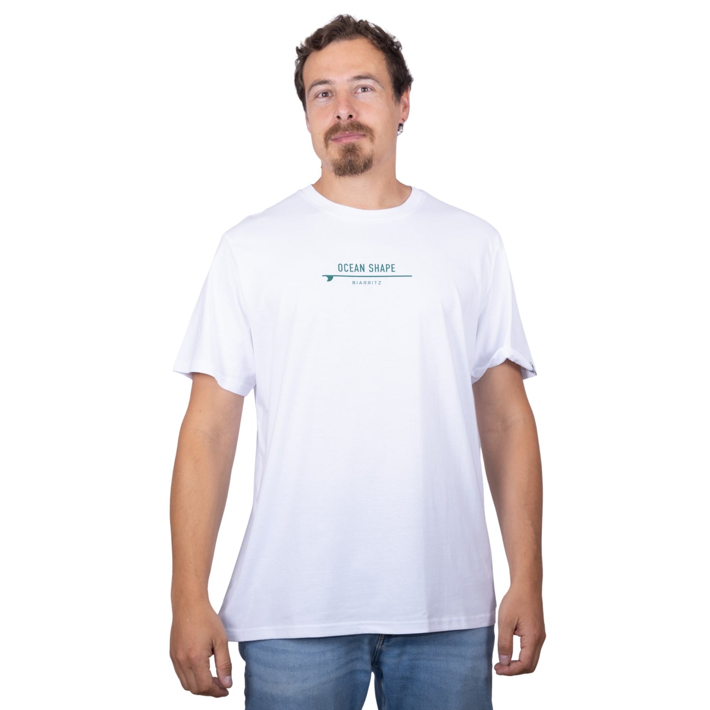 Tee-shirt unisexe blanc en coton biologique avec petite signature "ocean shape Biarritz" sur surf vert sur la poitrine, vu de face sur mannequin homme