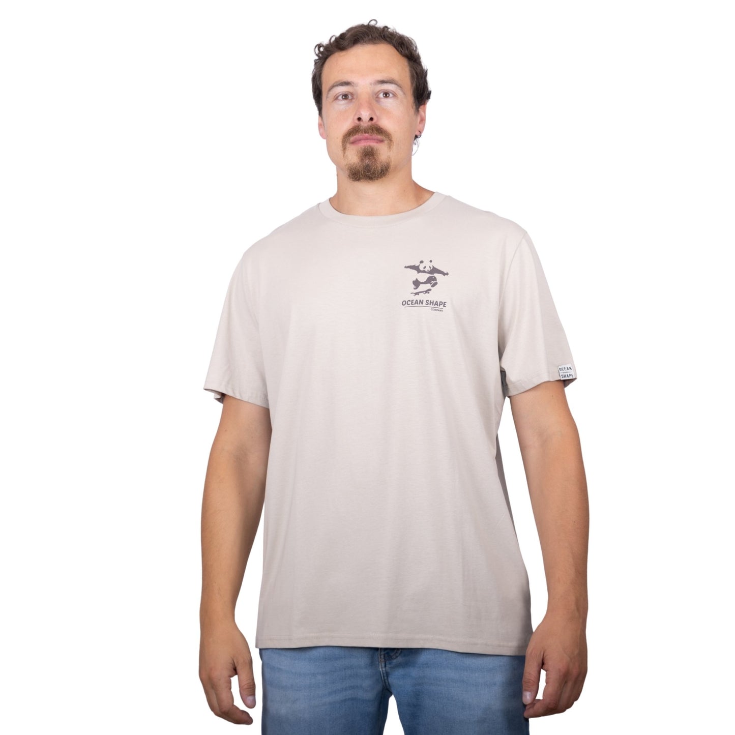 T-shirt unisexe beige en coton biologique avec petit dessin panda skateur marron foncé sur la poitrine, vue de face sur mannequin homme