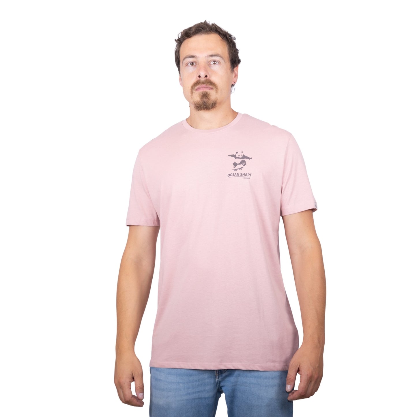 T-shirt unisexe rose pale en coton biologique avec petit dessin panda skateur marron foncé sur la poitrine, vue de face sur mannequin homme