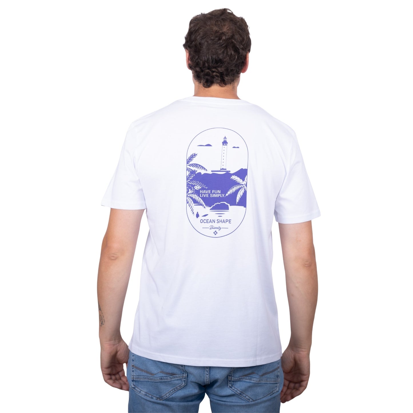 T-shirt unisexe blanc en coton biologique avec gros dessin phare de Biarritz bleu dans le dos, vu de dos sur mannequin homme