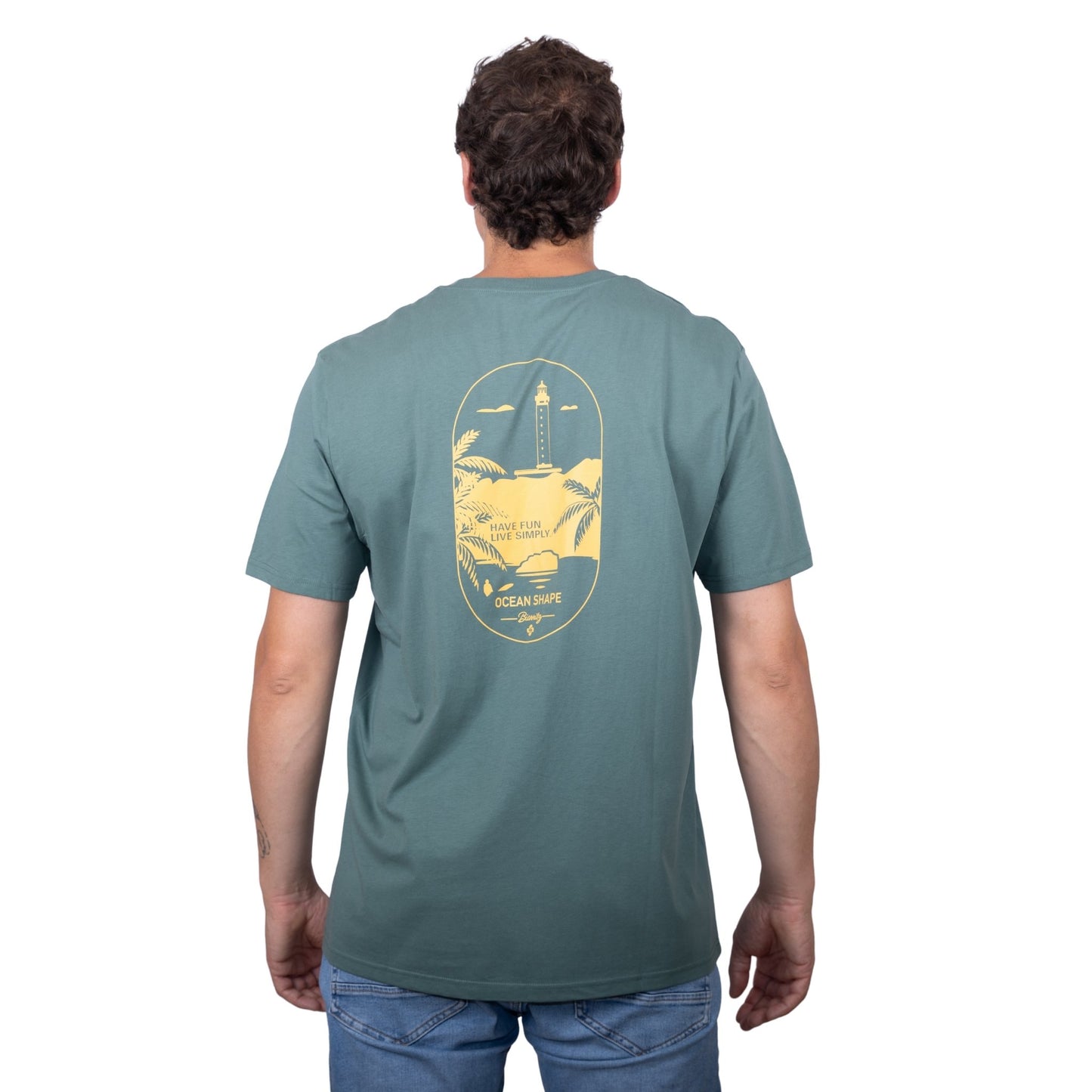 T-shirt unisexe vert sauge en coton biologique avec gros dessin phare de Biarritz jaune dans le dos, vu de dos sur mannequin homme