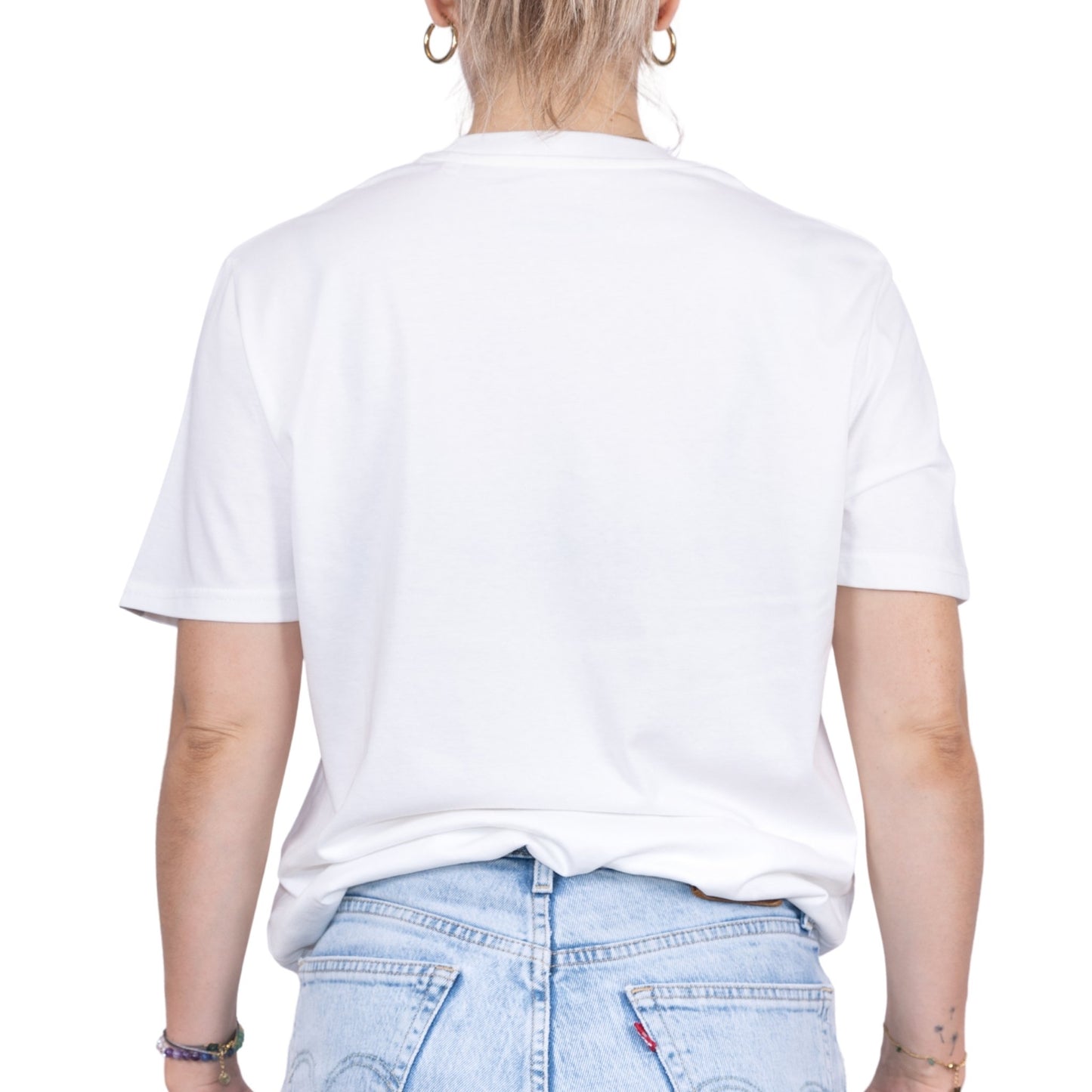 T-shirt unisexe blanc en coton biologique, vu de dos sur mannequin femme