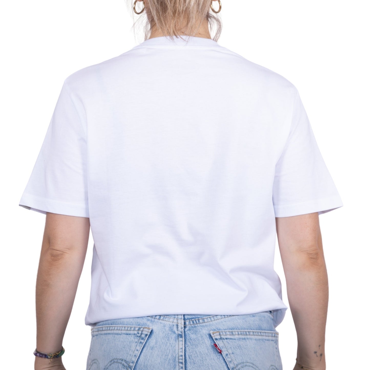 T-shirt unisexe blanc en coton biologique, vu de dos sur mannequin femme