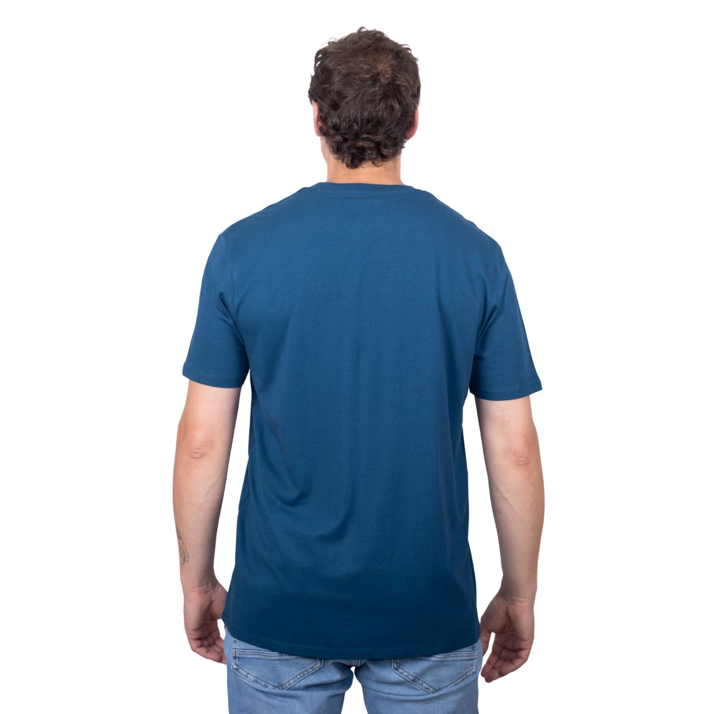 T-shirt unisexe bleu pétrole en coton biologique, vu de dos sur mannequin homme