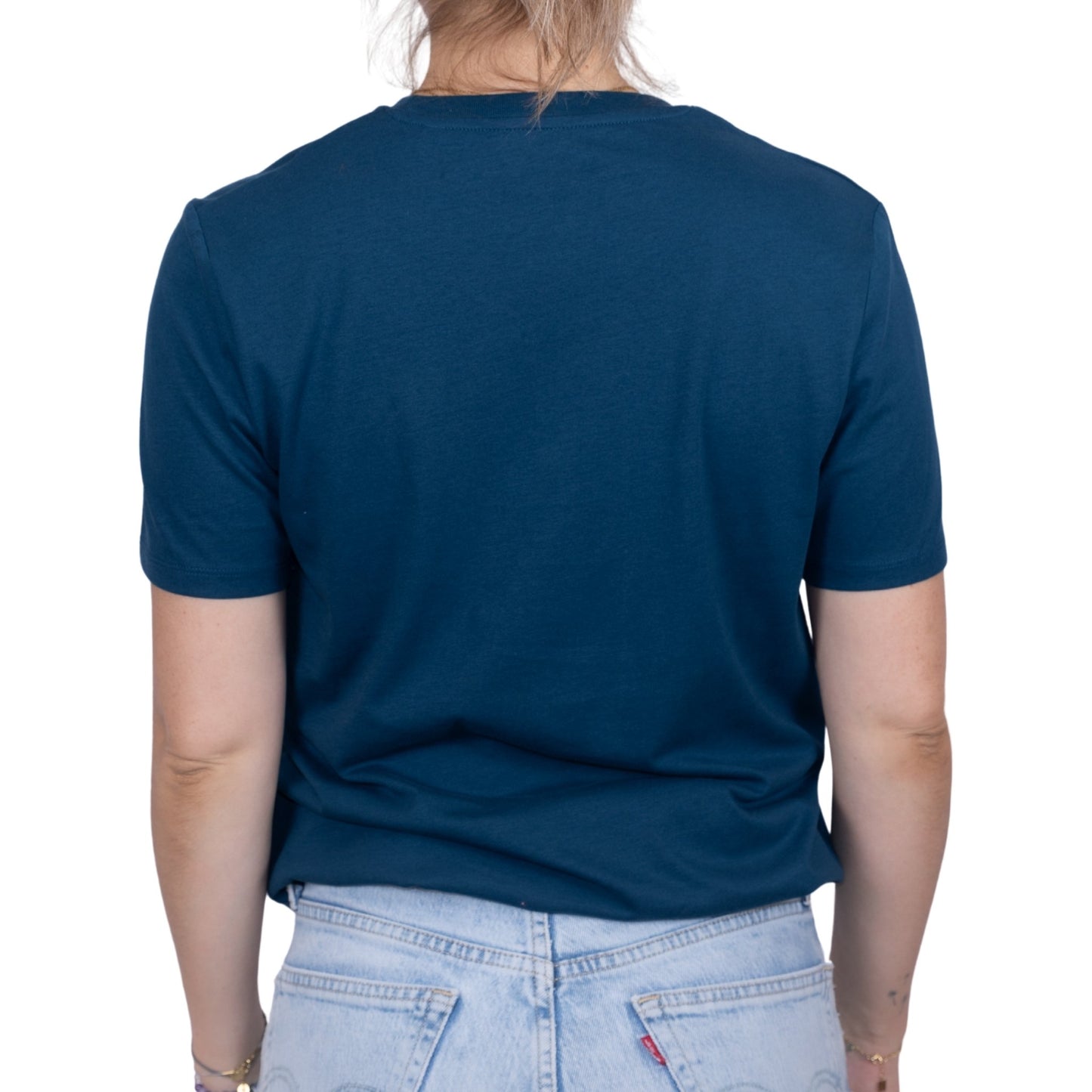 T-shirt unisexe bleu pétrole en coton biologique, vu de dos sur mannequin femme
