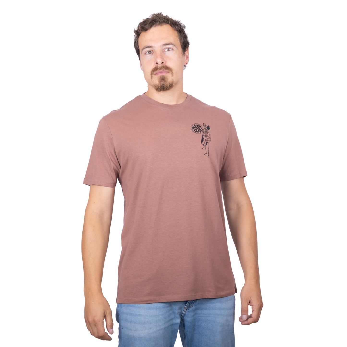 T-shirt unisexe sienna en coton biologique avec petit dessin noir de squelette surfeur sur la poitrine, vu de face sur mannequin homme