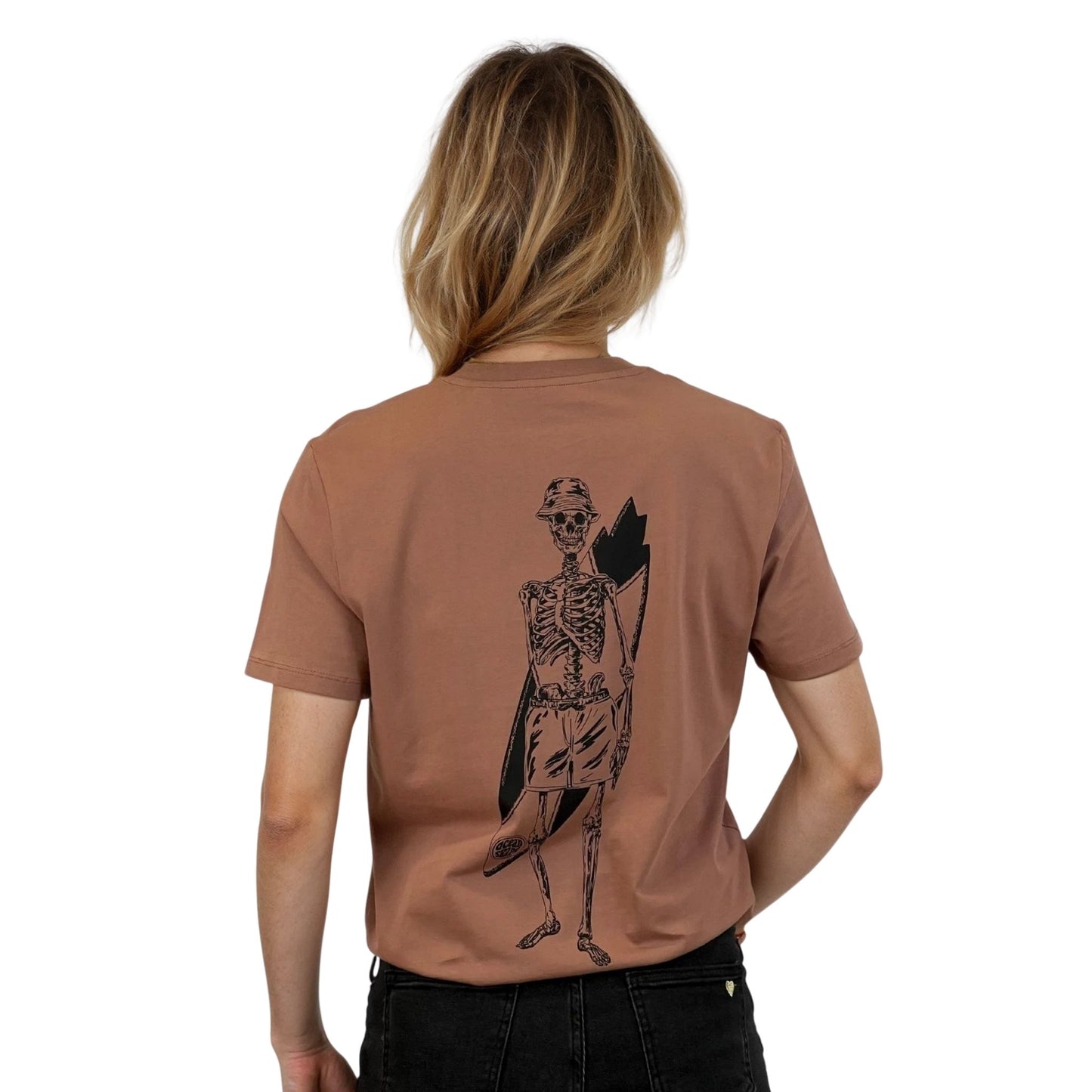 T-shirt unisexe sienna en coton biologique avec grand dessin noir de squelette surfeur dans le dos, vu de dos sur mannequin femme.