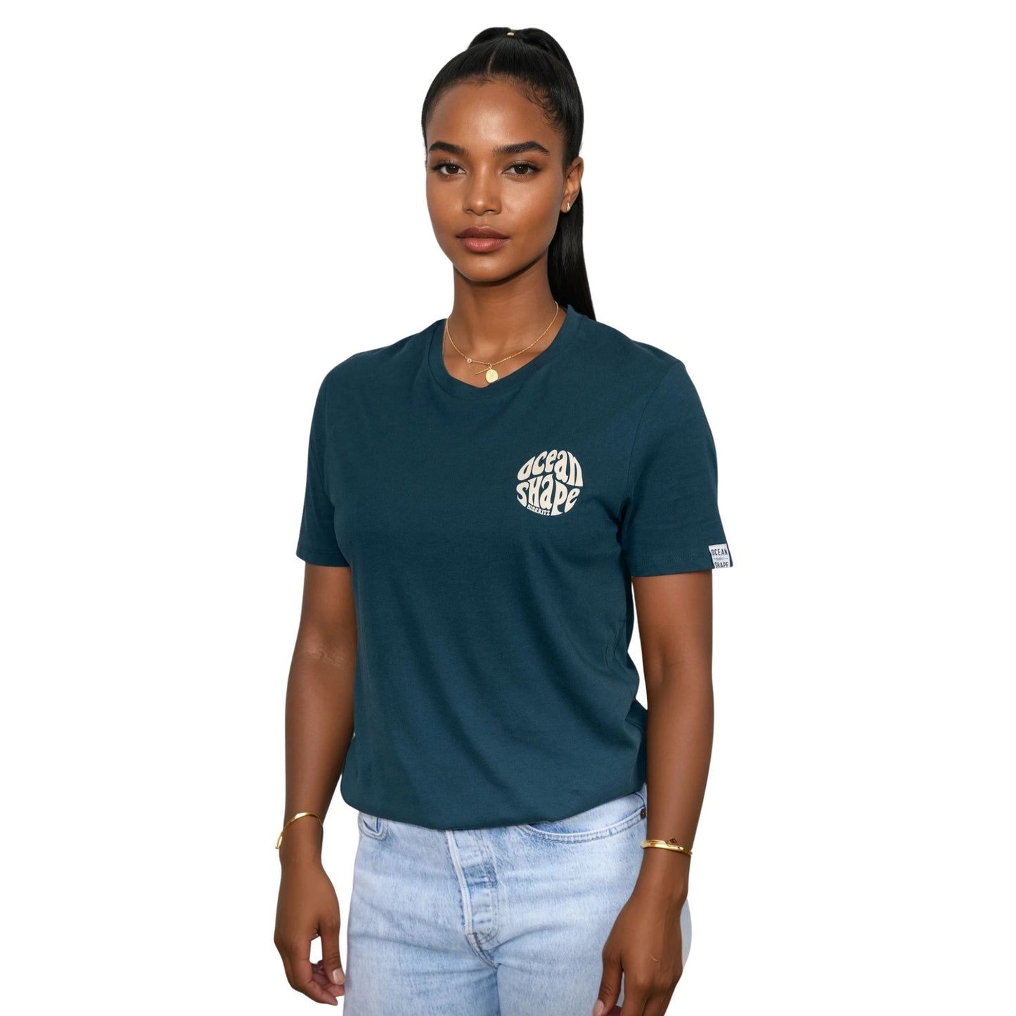 Tee-shirt unisexe amazon green en coton biologique avec petit logo bubble ocean shape Biarritz beige sur la poitrine gauche, vu de face sur mannequin femme