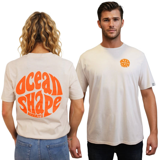 Tee-shirt en coton biologique écru.
Devant : petit logo bubble "Ocean Shape Biarritz" orange fluo sur la poitrine gauche.
Dos : gros logo bubble "ocean shape biarritz" orange fluo.
Vu de dos sur mannequin femme et de face sur mannequin homme.