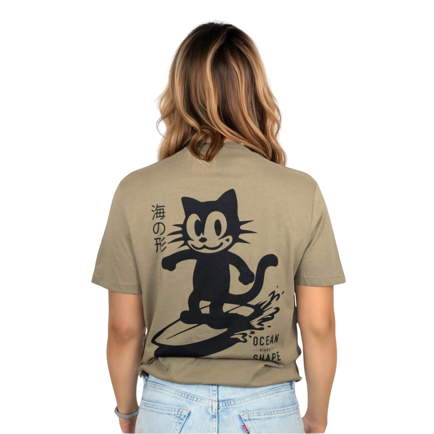 Tee-shirt unisexe light olive green en coton biologique avec gros logo chat qui surf noir en haut du dos, vu de dos sur mannequin femme