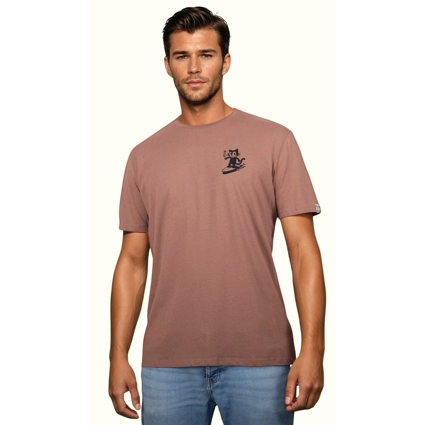 Tee-shirt unisexe sienna en coton biologique avec petit logo chat qui surf noir sur la poitrine gauche, vu de face sur mannequin homme.