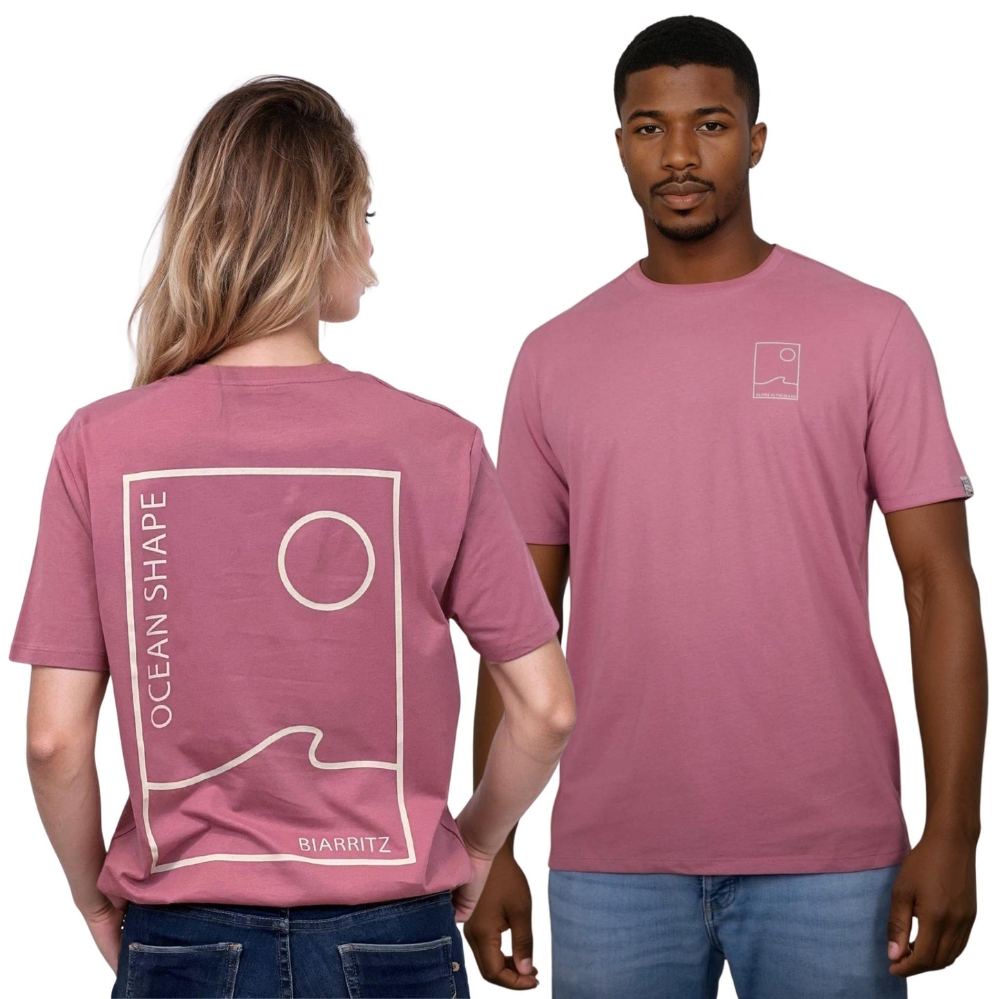 Tee-shirt unisexe rose foncé en coton biologique.
Devant : petit encadré vague / soleil minimaliste et écriture "free as ocean" beige sur la poitrine gauche.
Dos : grand dessin vague / soleil minimaliste et écriture "ocean shape Biarritz" beige.
Vu de dos sur mannequin femme et de face sur mannequin homme.