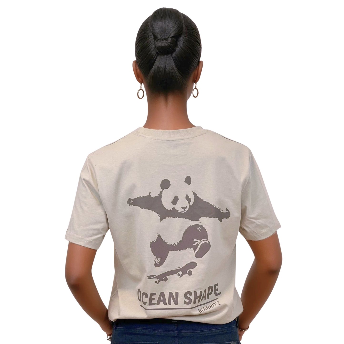 T-shirt unisexe beige en coton biologique avec gros dessin de panda skateur et écriture « ocean shape Biarritz » marron foncé dans le dos, vue de dos sur mannequin femme.