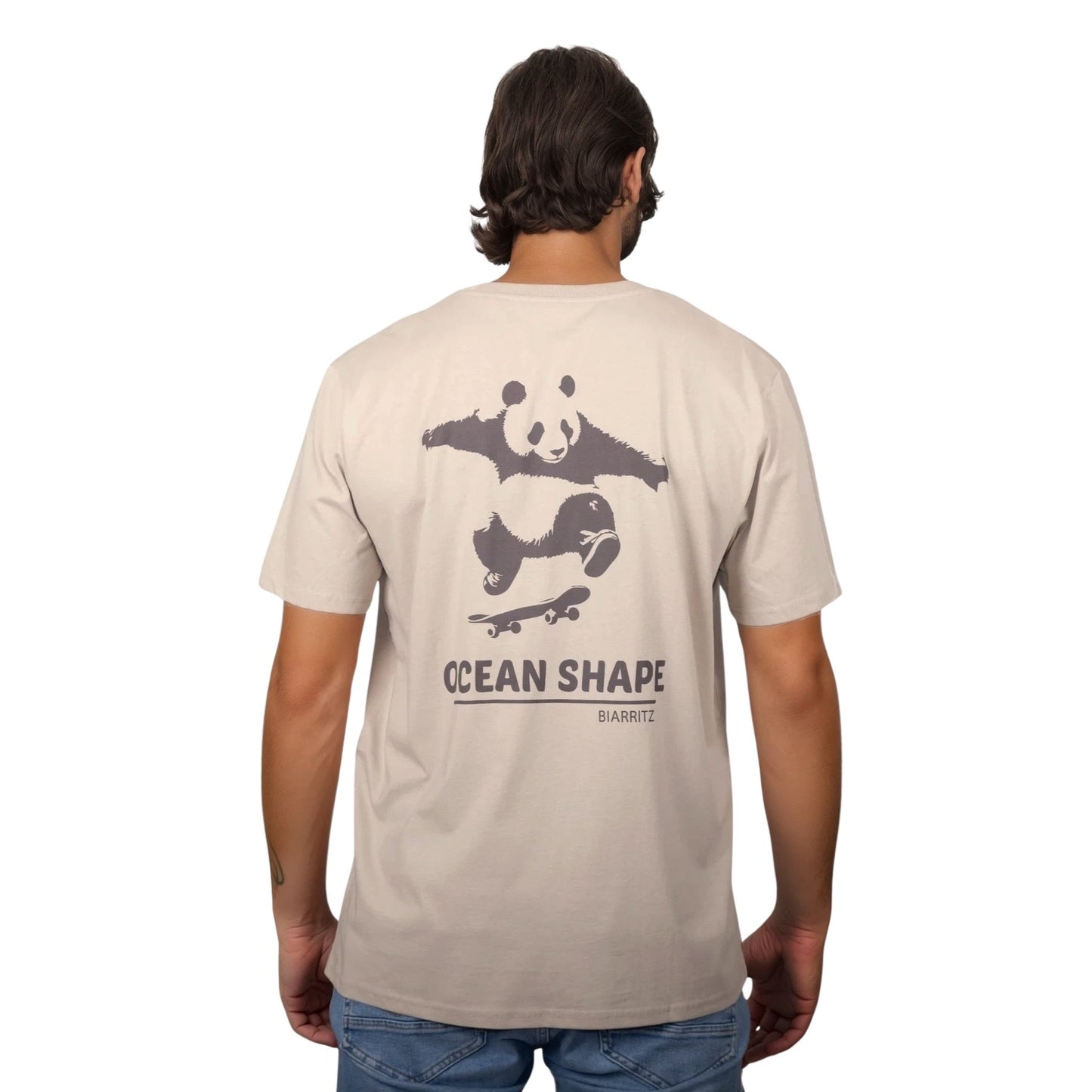 T-shirt unisexe beige en coton biologique avec gros dessin de panda skateur et écriture « ocean shape Biarritz » marron foncé dans le dos, vue de dos sur mannequin homme.