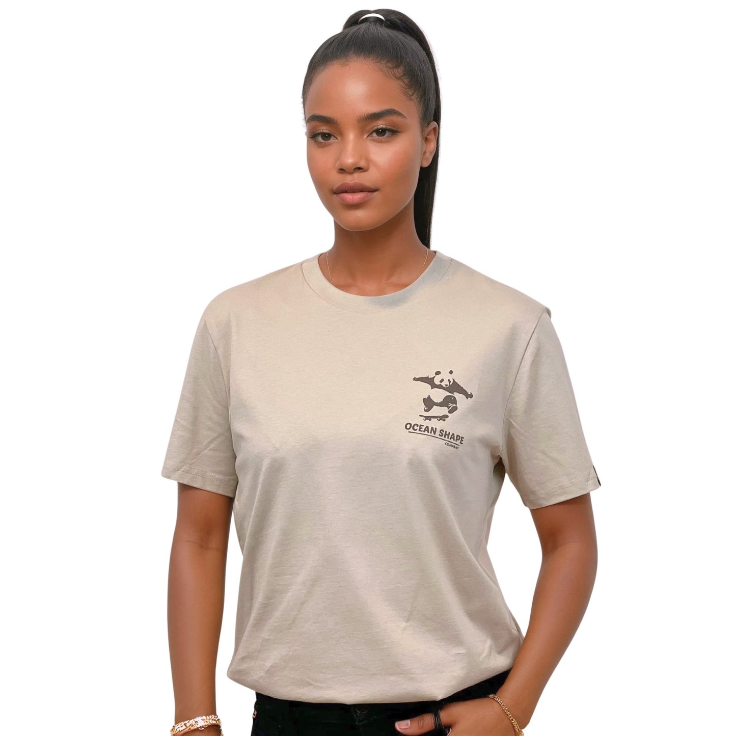 T-shirt unisexe beige en coton biologique avec petit dessin panda skateur marron foncé sur la poitrine, vue de face sur mannequin femme.