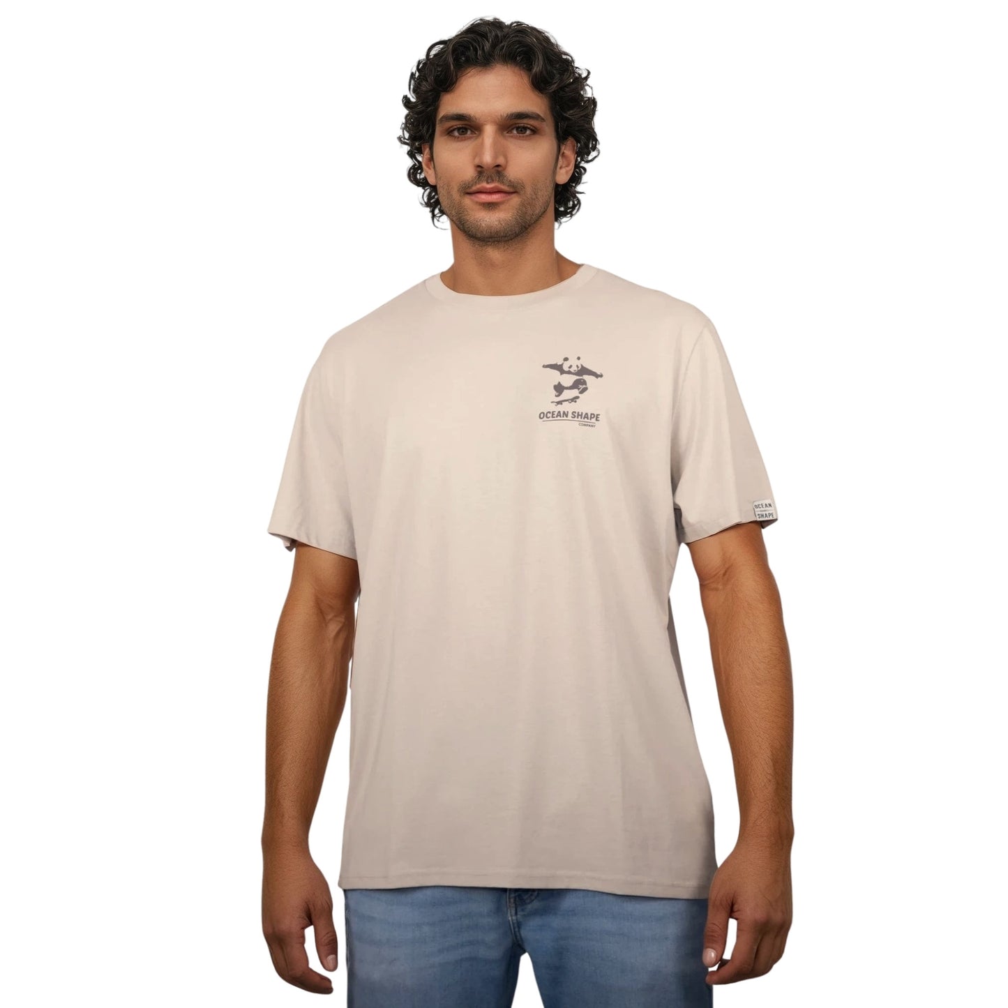 T-shirt unisexe beige en coton biologique avec petit dessin panda skateur marron foncé sur la poitrine, vue de face sur mannequin homme.