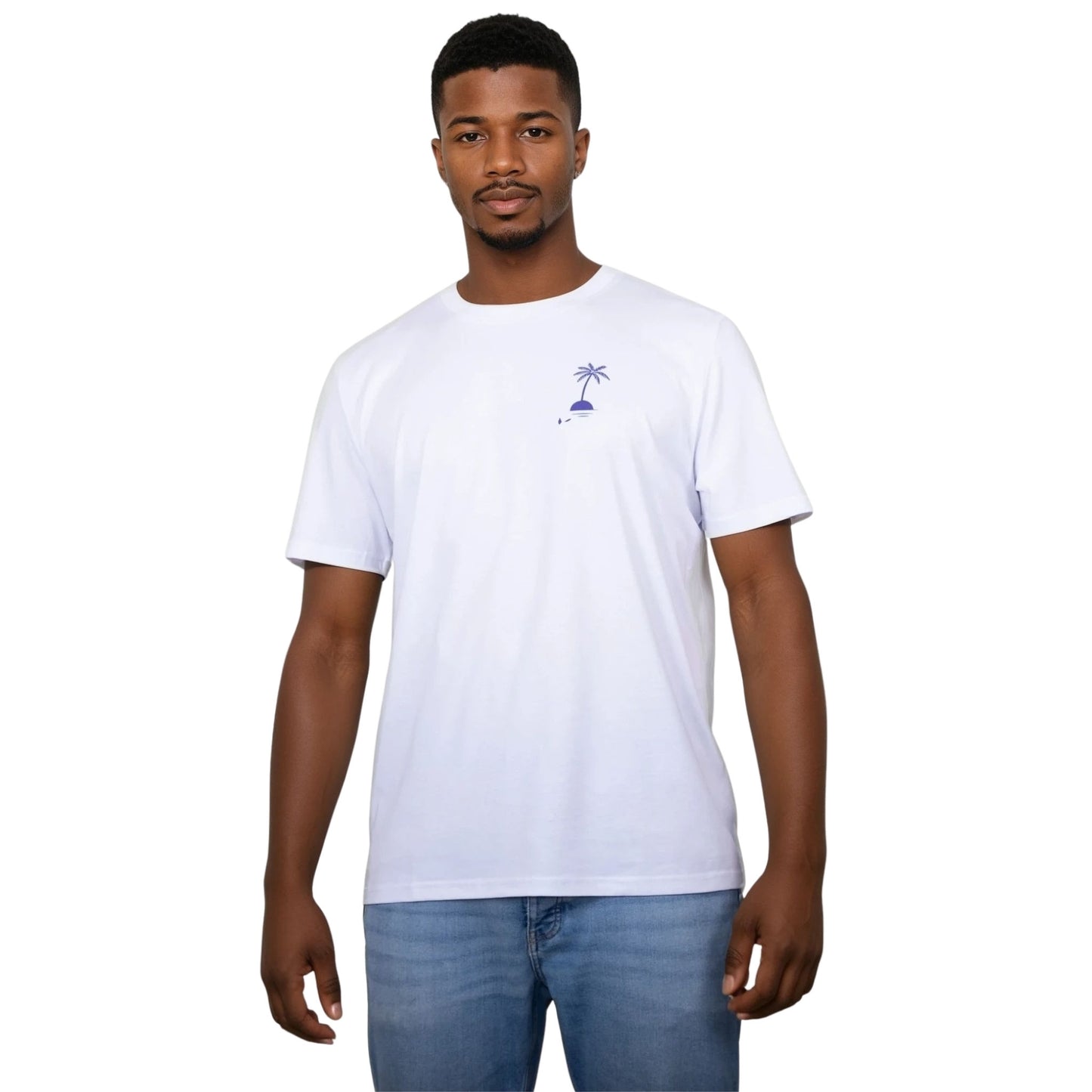 T-shirt unisexe blanc en coton biologique avec petit dessin palmier sur île bleu sur la poitrine gauche, vu de face sur mannequin homme.
