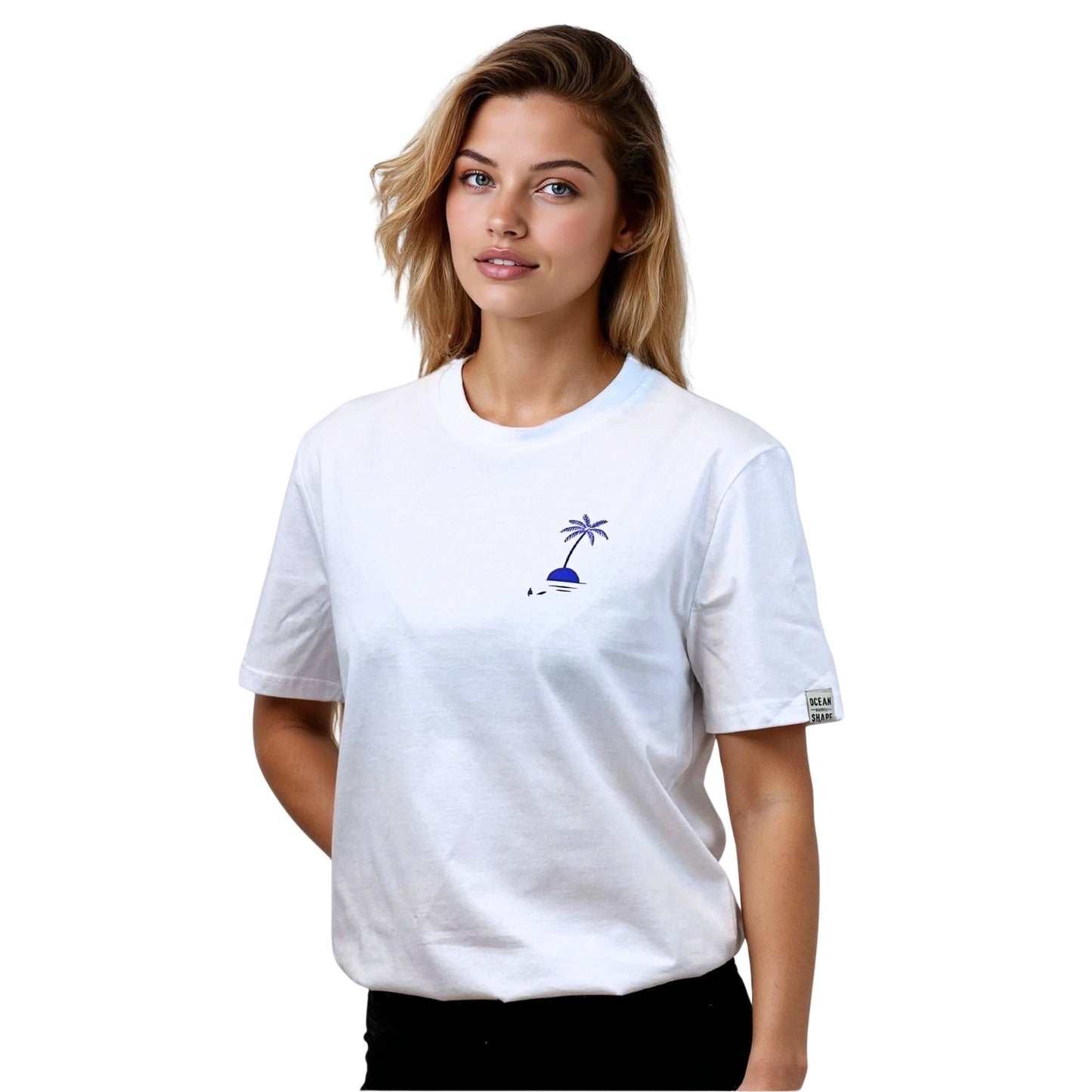 T-shirt unisexe blanc en coton biologique avec petit dessin palmier sur île bleu sur la poitrine gauche, vu de face sur mannequin femme.