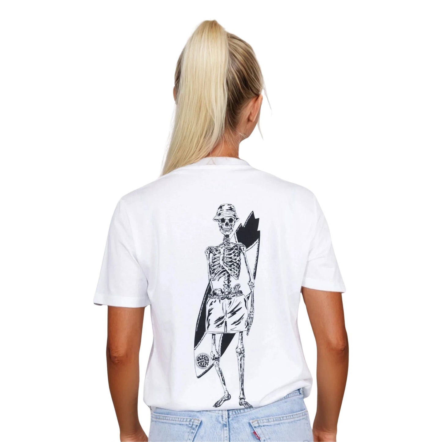 T-shirt unisexe en coton biologique blanc avec grand dessin noir de squelette surfeur dans le dos, vu de dos sur mannequin femme.