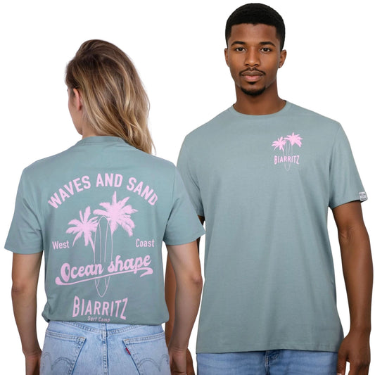 Tee-shirt unisexe vert sauge en coton biologique.
Devant : petit dessin de palmiers, planche de surf et écriture "Biarritz" rose clair sur la poitrine gauche.
Dos : grand dessin de palmiers, planche de surf et écriture "Waves and Sand" et "Ocean Shape Biarritz" rose clair.
Vu de dos sur mannequin femme et vu de face sur mannequin homme.