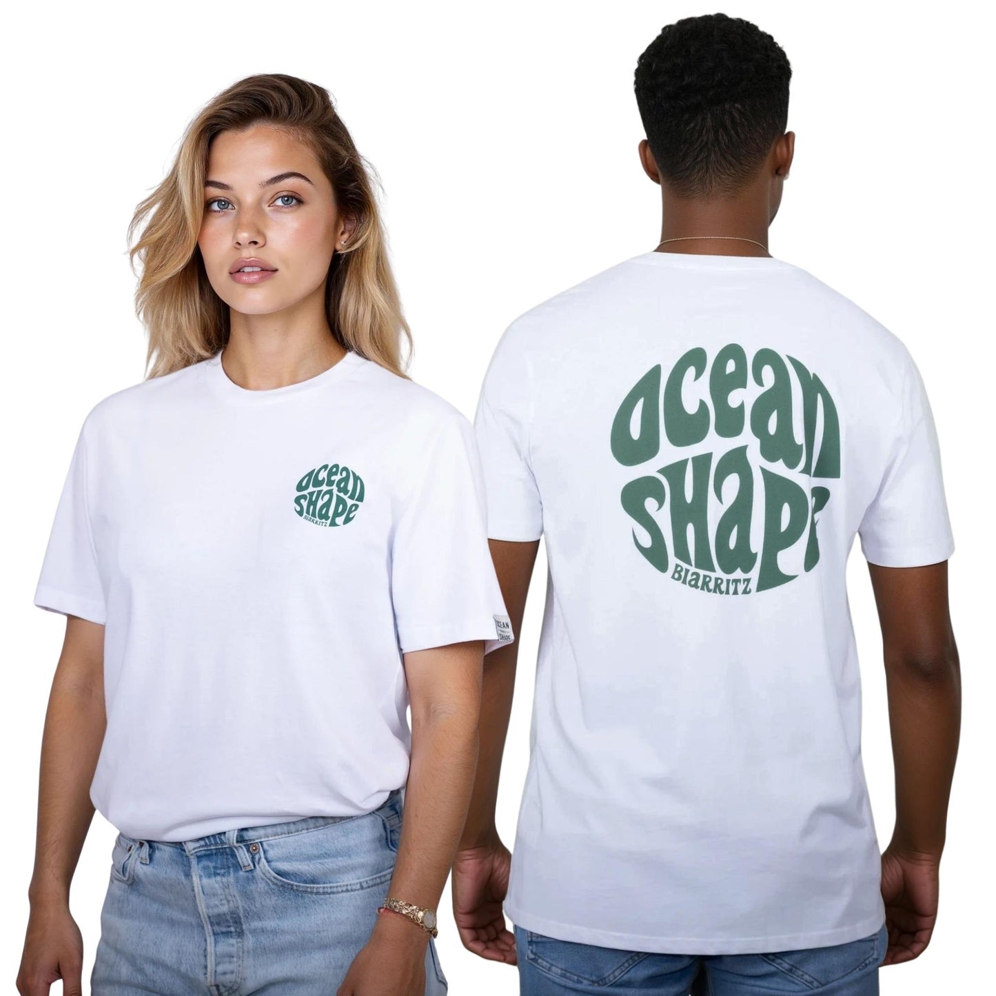 Tee-shirt unisexe blanc en coton biologique.
Devant : petit logo bubble "ocean shape biarritz" vert foncé sur la poitrine gauche.
Dos : gros logo bubble "ocean shape biarritz" vert foncé.
Vu de face sur mannequin femme et vu de dos sur mannequin homme.