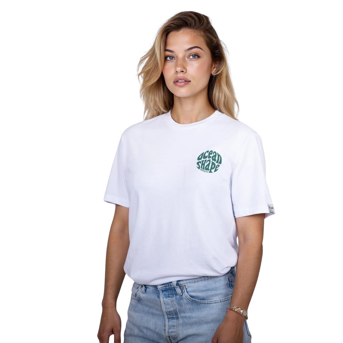 Tee-shirt unisexe blanc en coton biologique avec petit logo bubble ocean shape Biarritz vert sur la poitrine, vu de face sur mannequin femme