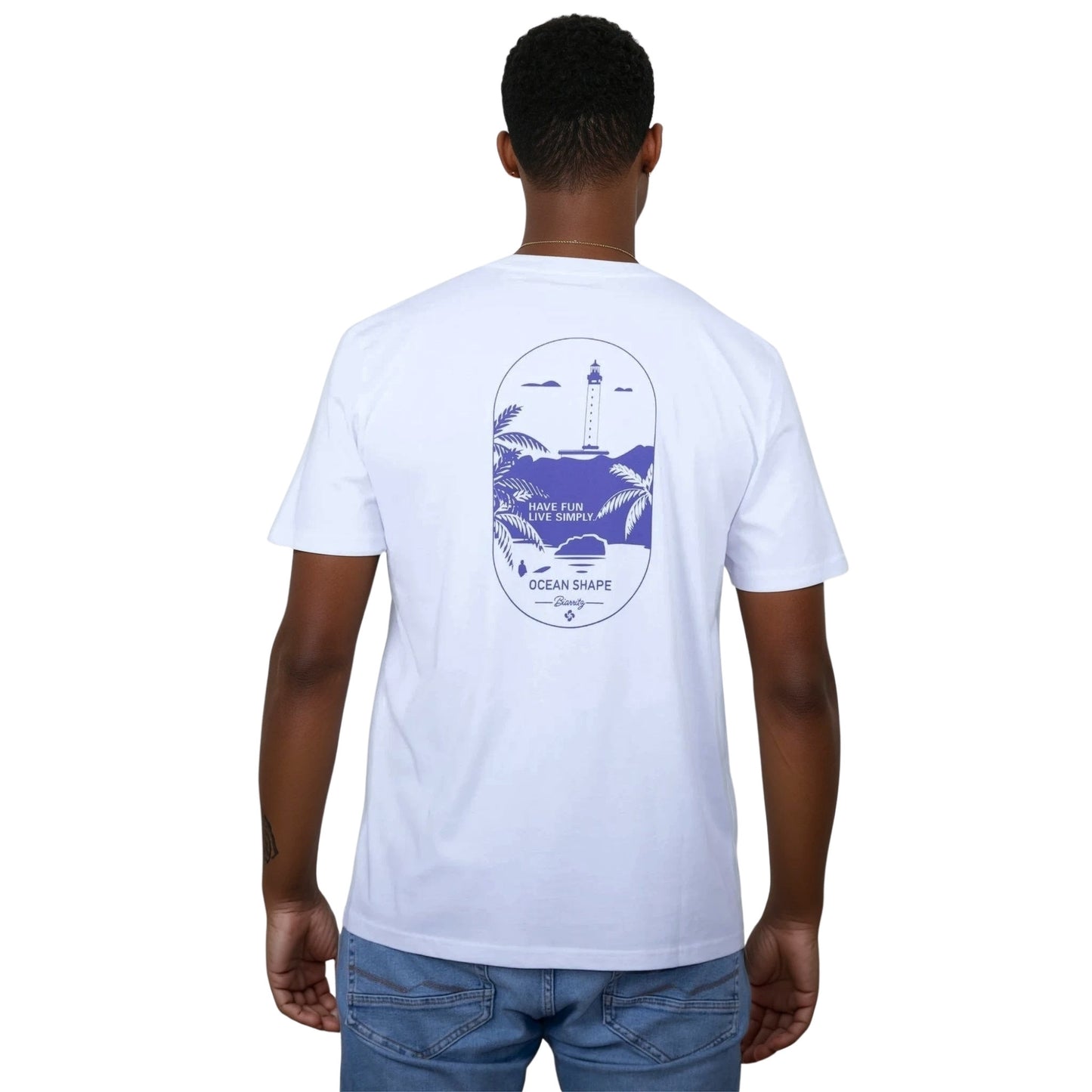 T-shirt unisexe blanc en coton biologique avec grand dessin phare de Biarritz bleu dans le dos, vu de dos sur mannequin homme.