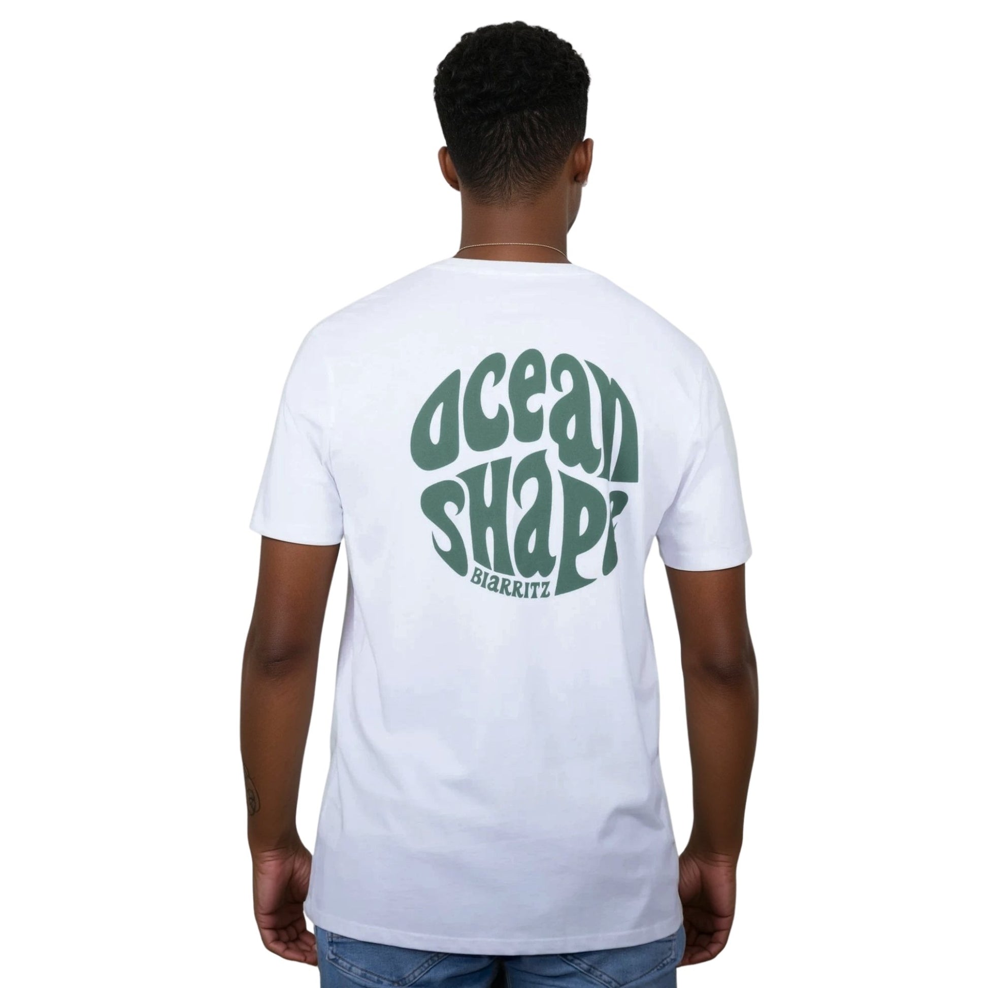 Tee-shirt unisexe blanc en coton biologique avec gros logo bubble ocean shape Biarritz vert en haut du dos, vu de dos sur mannequin homme