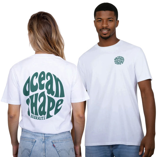 Tee-shirt unisexe blanc en coton biologique.
Devant : petit logo bubble "ocean shape biarritz" vert foncé sur la poitrine gauche.
Dos : gros logo bubble "ocean shape biarritz" vert foncé.
Vu de dos sur mannequin femme et vu de face sur mannequin homme.