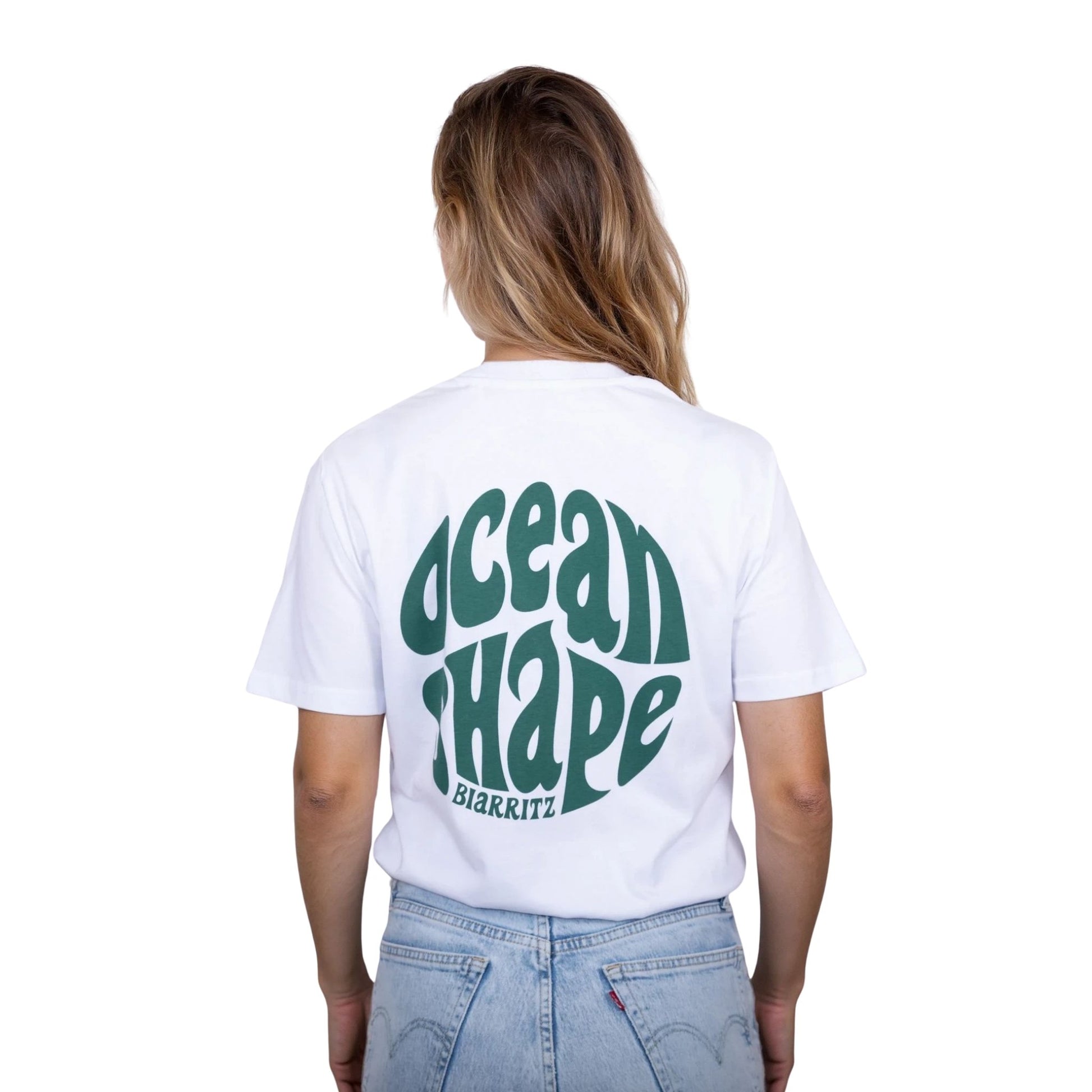 Tee-shirt unisexe blanc en coton biologique avec gros logo bubble ocean shape Biarritz vert en haut du dos, vu de dos sur mannequin femme