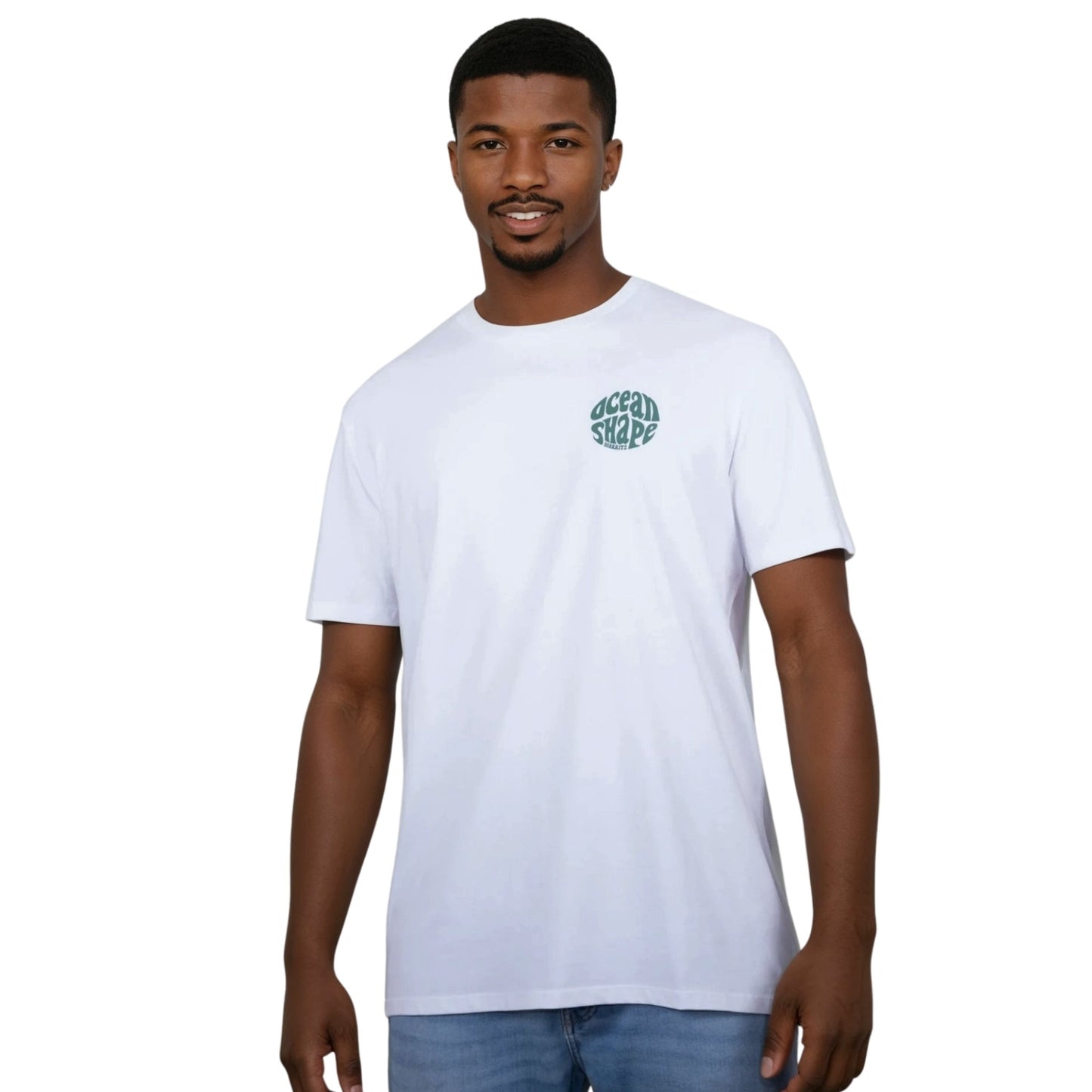 Tee-shirt unisexe blanc en coton biologique avec petit logo bubble ocean shape Biarritz vert sur la poitrine, vu de face sur mannequin homme
