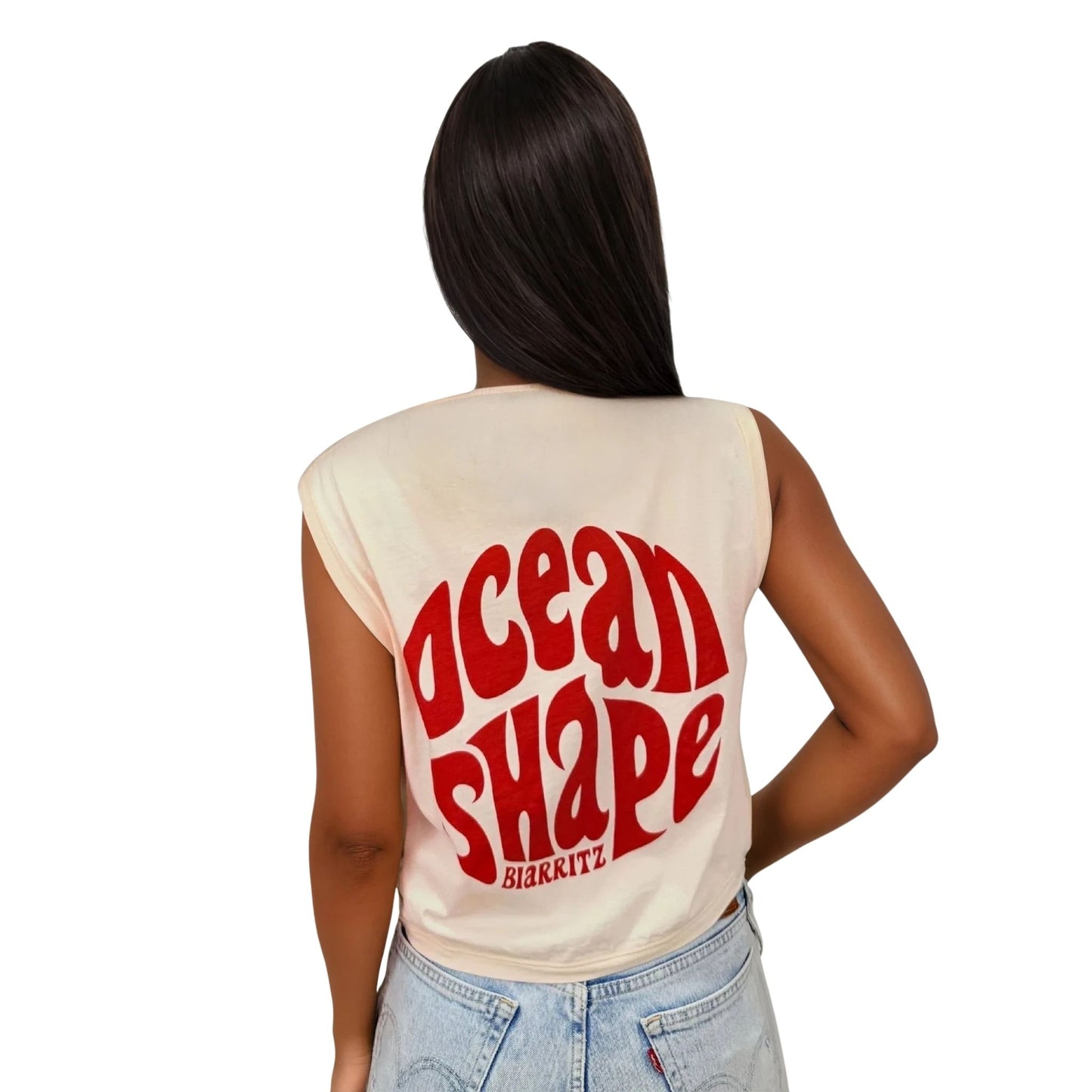 crop top ivoire 100% coton biologique avec gros logo ocean shape bubble rouge dans le dos, vu de dos sur mannequin femme