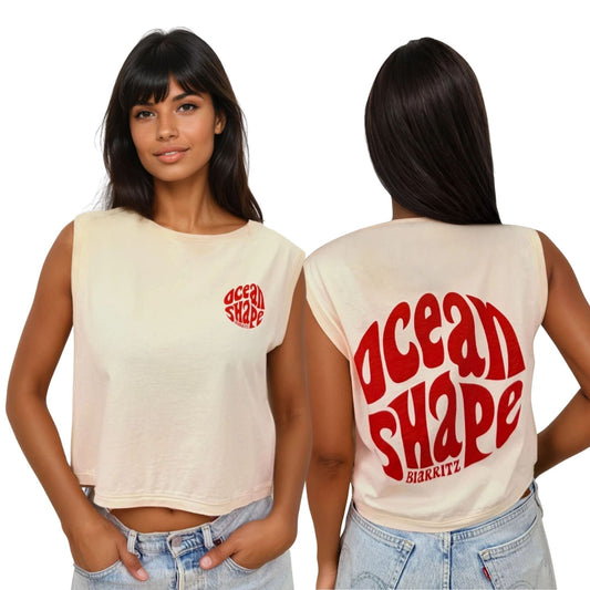 Crop top ivoire 100% coton biologique avec petit logo bubble "ocean shape biarritz" rouge sur la poitrine et gros logo bubble "Ocean Shape Biarritz" rouge dans le dos, vu de face et de dos sur mannequin femme