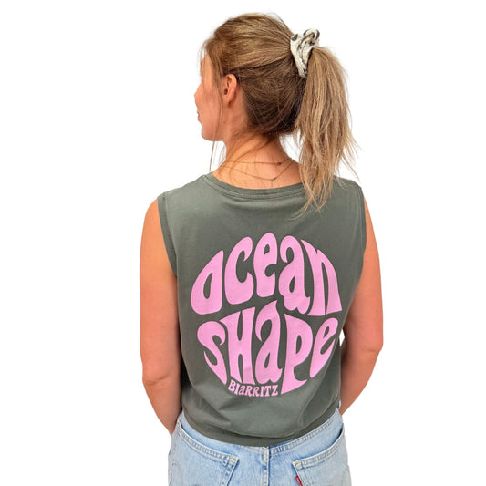 crop top kaki 100% coton biologique avec gros logo bubble ocean shape rose dans le dos, vu de dos sur mannequin femme